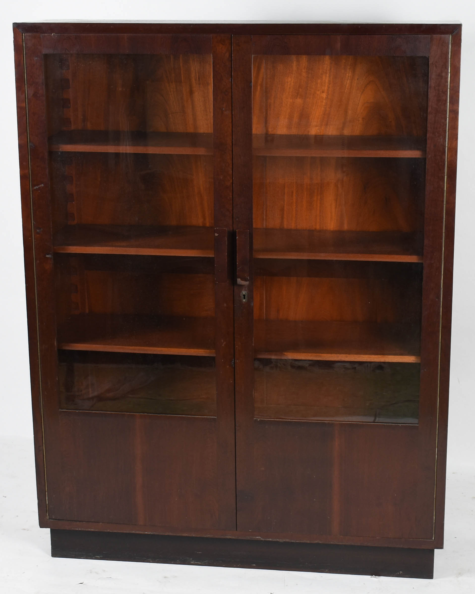 Armário livreiro de madeira nobre com 2 portas de vidro, quatro... - foto 2 de 5