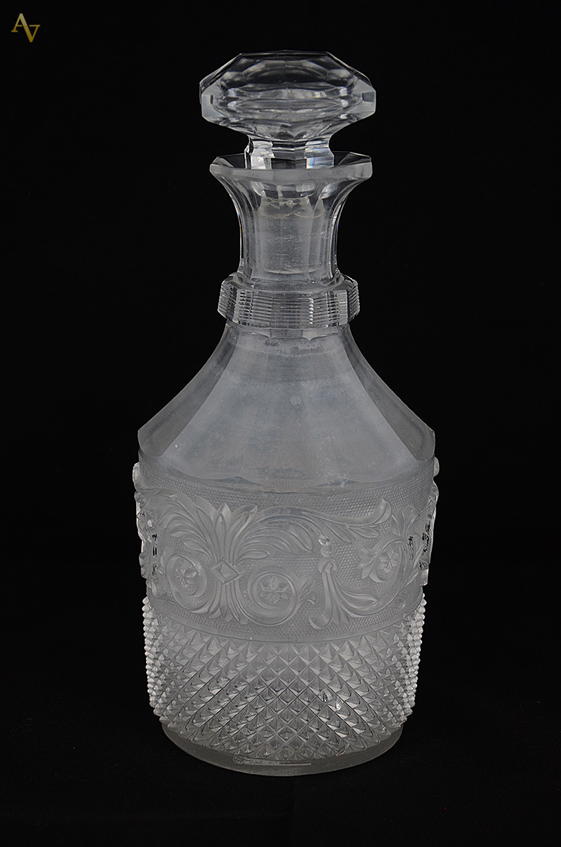 Garrafa em cristal Baccarat bico de jaca, séc. XIX. Altura 26 cm...