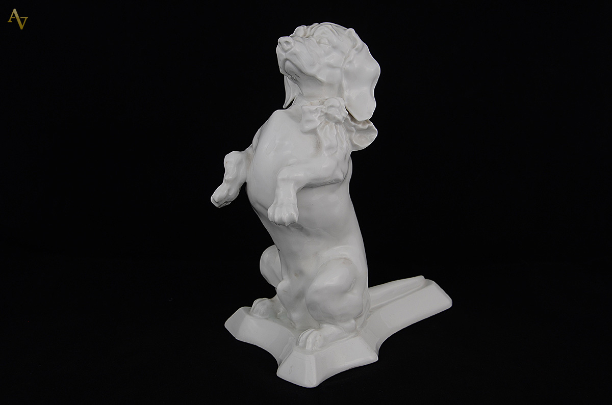 Estatueta representando cachorro basset em porcelana Mauá. Altura 26... - foto 1 de 2
