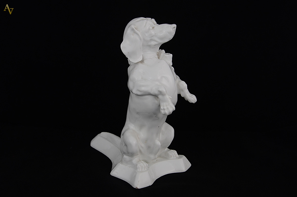 Estatueta representando cachorro basset em porcelana Mauá. Altura 26... - foto 2 de 2