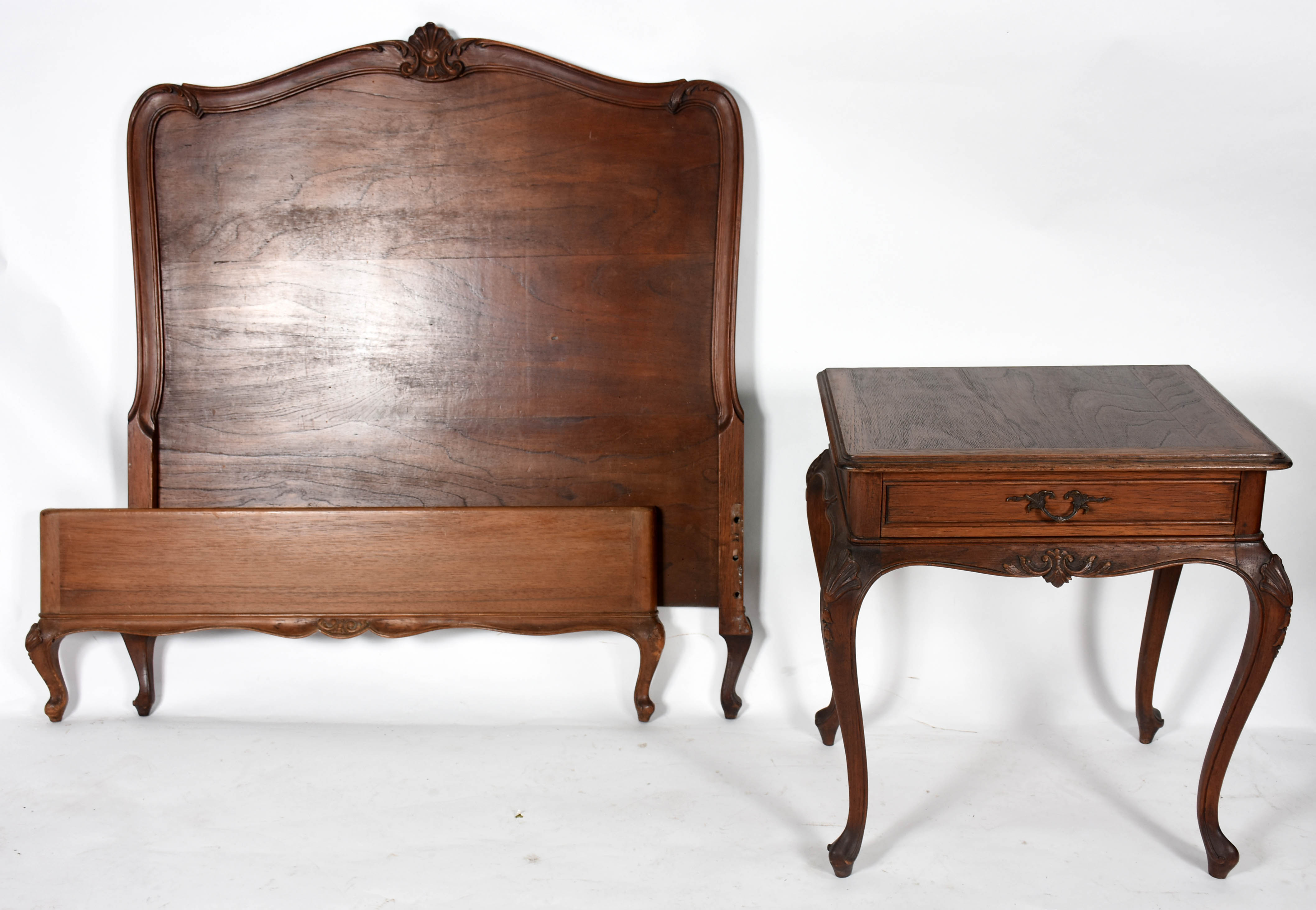 Conjunto de cama de solteiro e mesinha de cabeceira de madeira nobre... - foto 1 de 4
