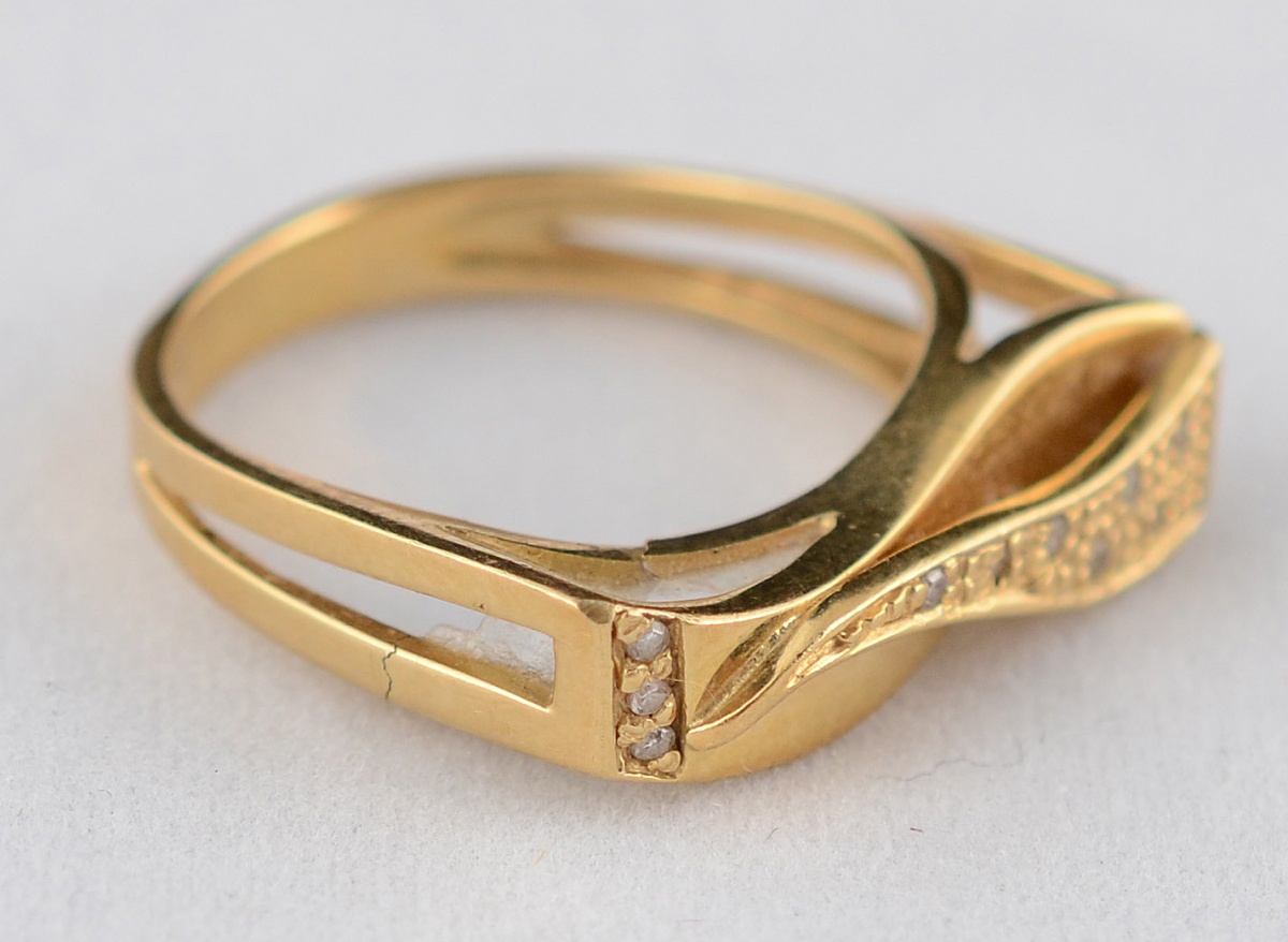 Anel de ouro 18 k com brilhantes - 4,8 g - Aro 17 (faltando pequena... - foto 1 de 3