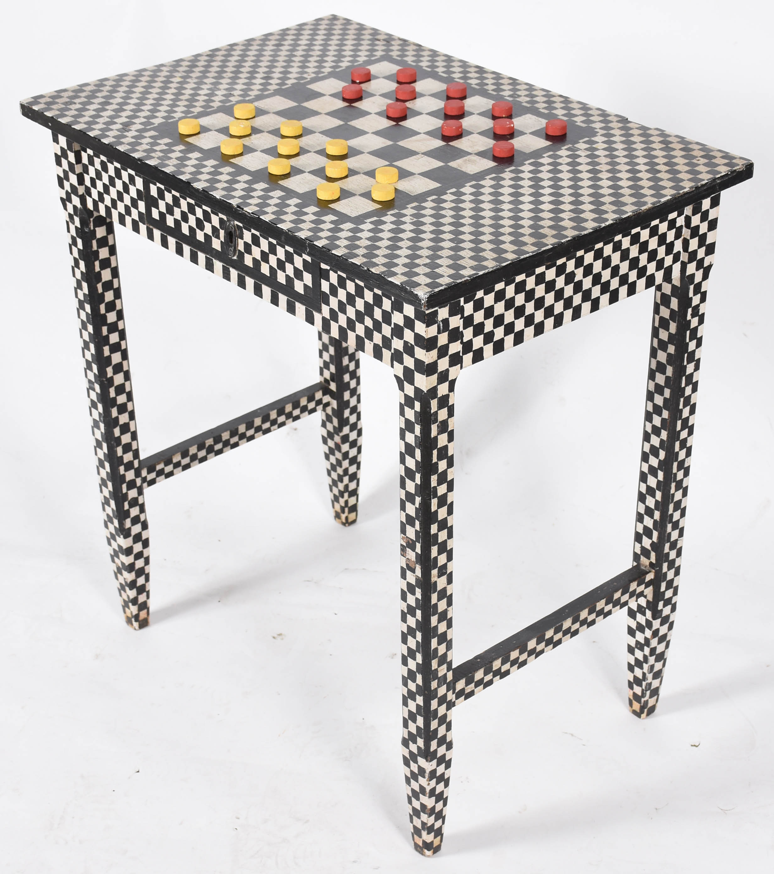 Mesa decorativa de madeira pintada em xadrez preto e branco, tendo... - foto 1 de 5