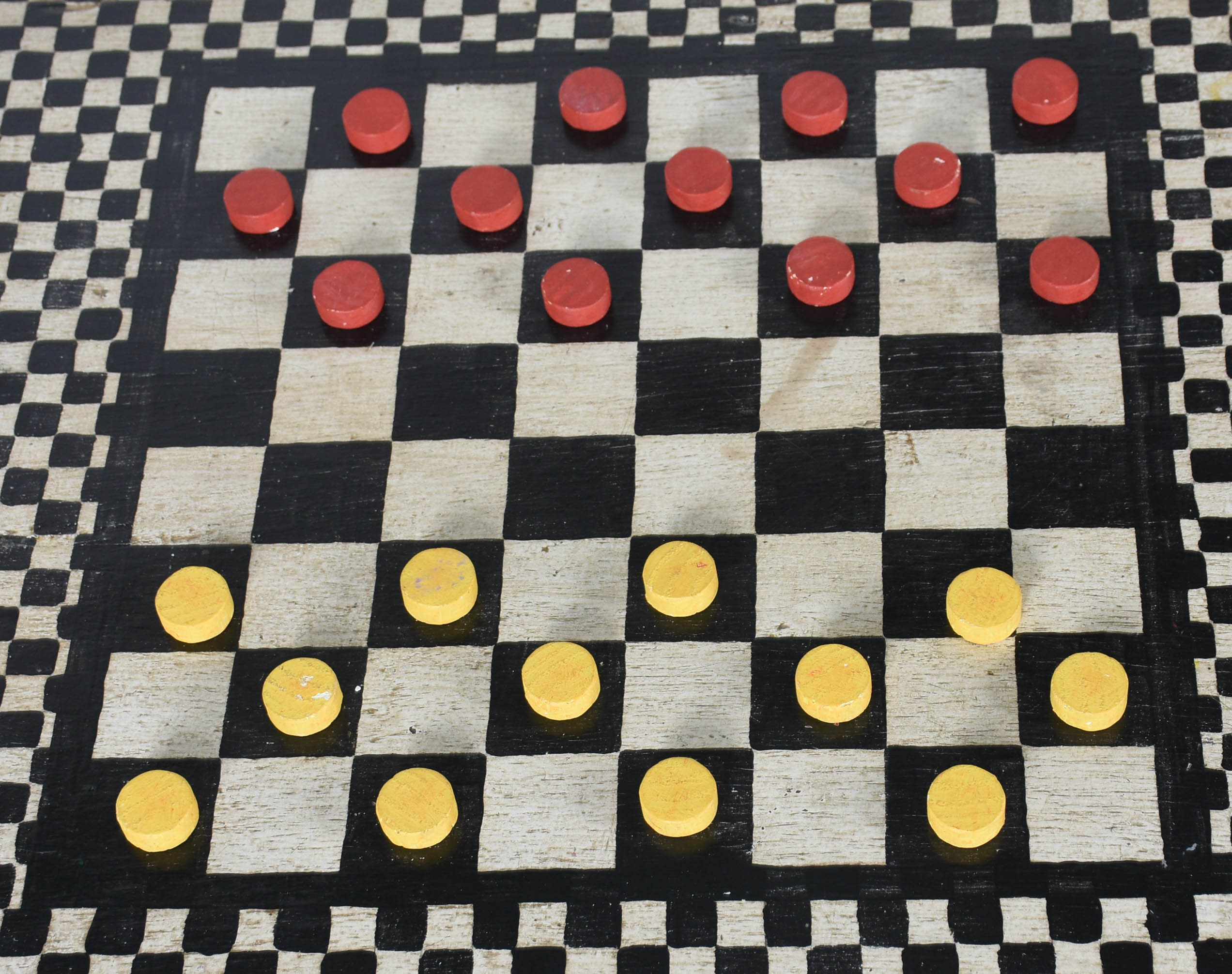 Mesa decorativa de madeira pintada em xadrez preto e branco, tendo... - foto 4 de 5