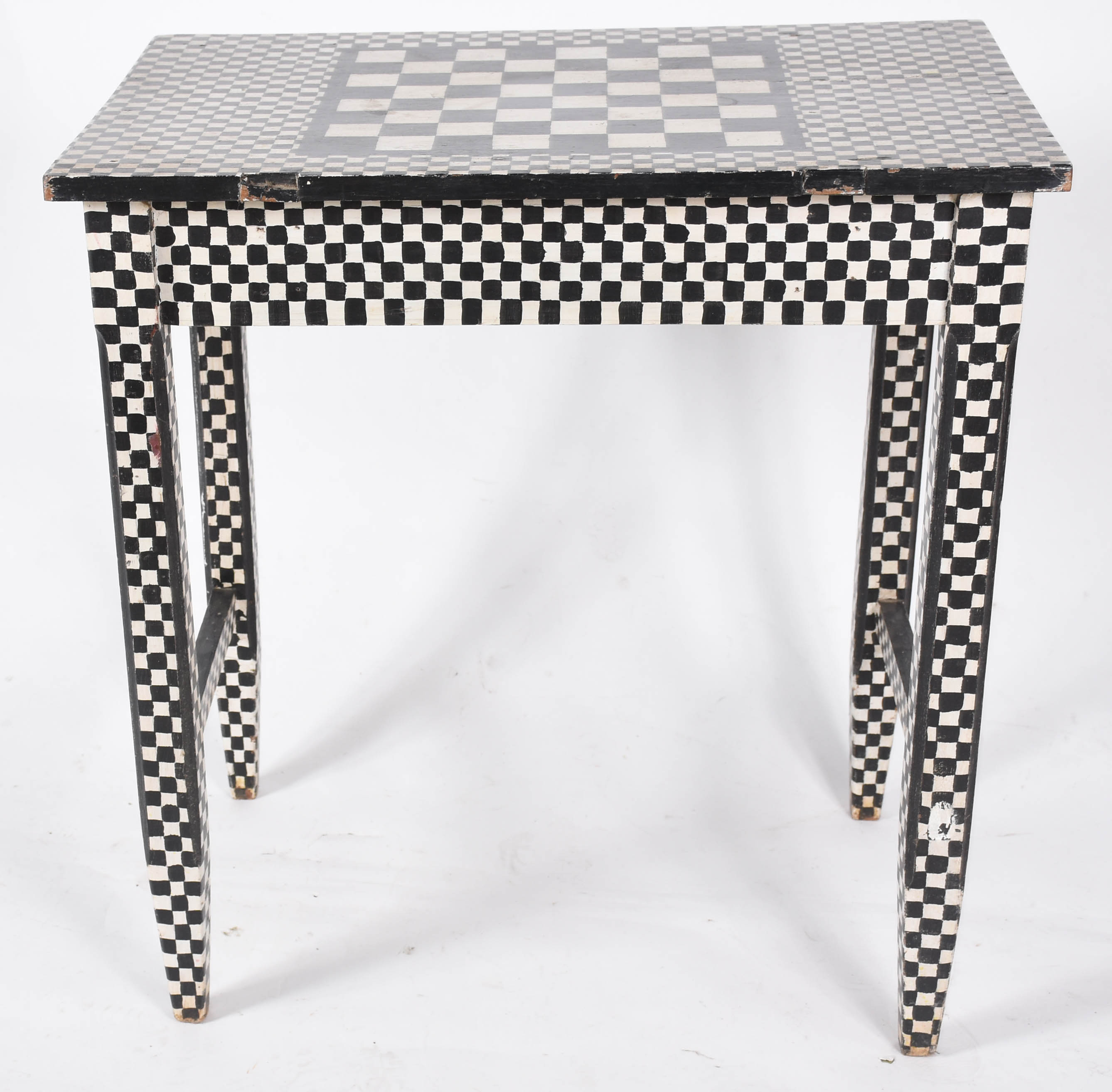 Mesa decorativa de madeira pintada em xadrez preto e branco, tendo... - foto 3 de 5