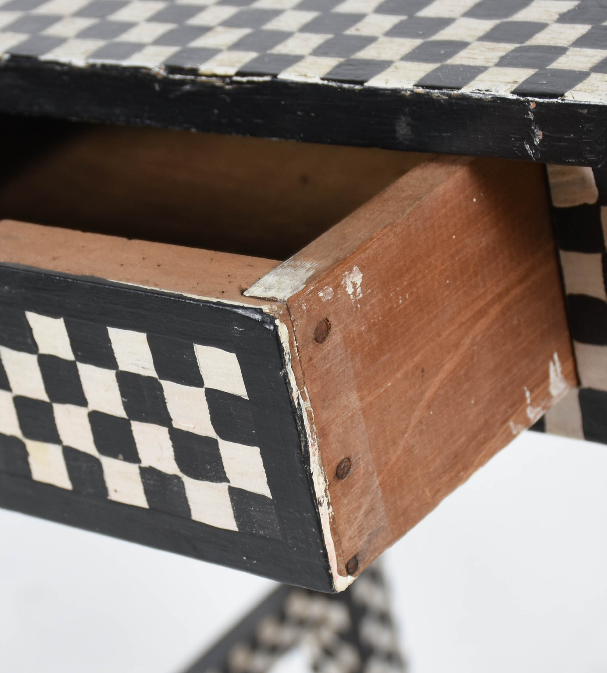 Mesa decorativa de madeira pintada em xadrez preto e branco, tendo... - foto 5 de 5