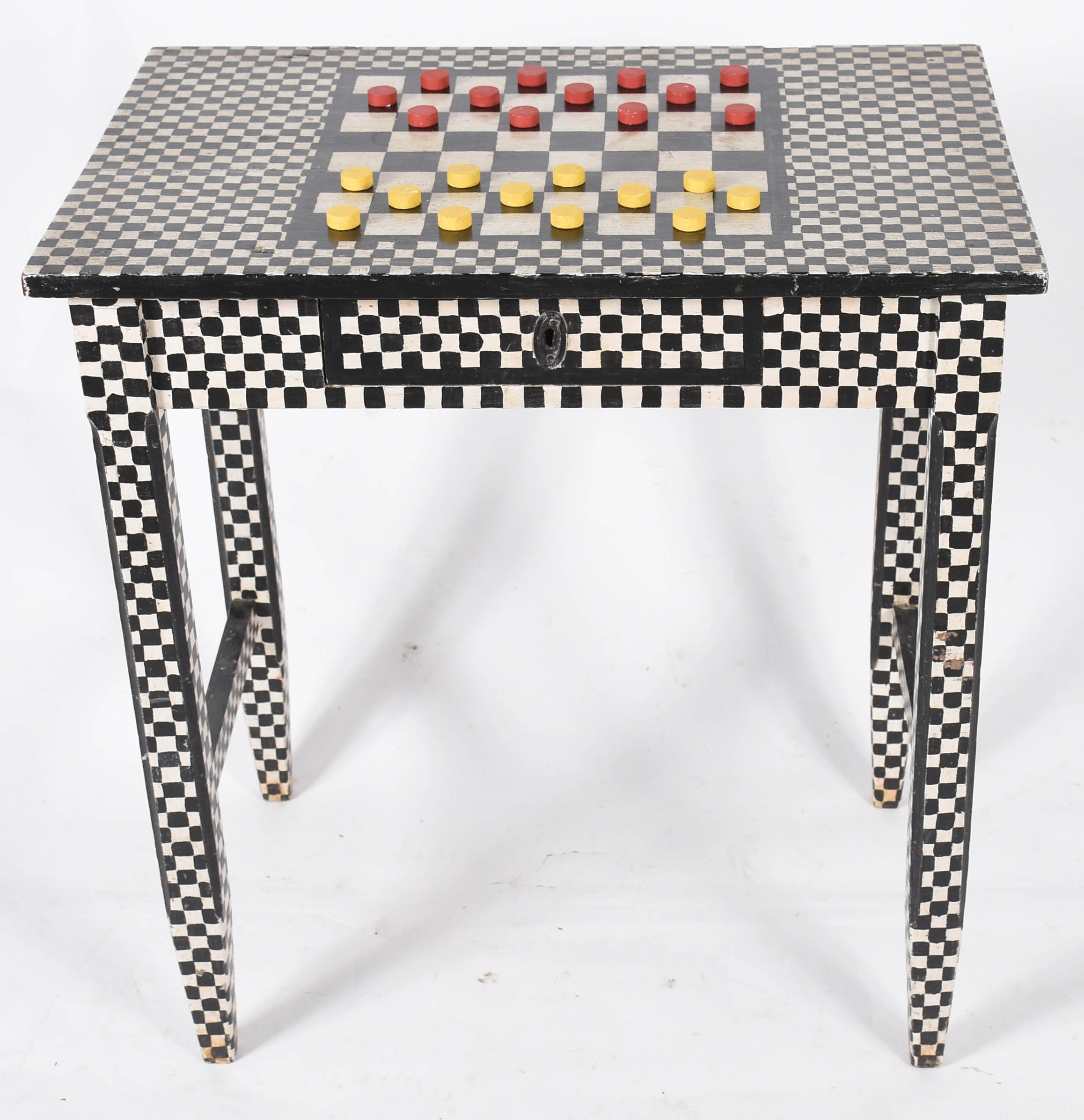 Mesa decorativa de madeira pintada em xadrez preto e branco, tendo... - foto 2 de 5