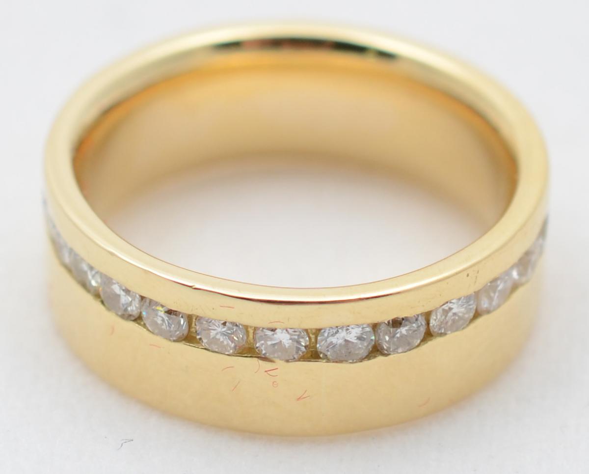 Anel de ouro amarelo 18 k com aproximadamente 1.0 ct de brilhantes... - foto 2 de 2
