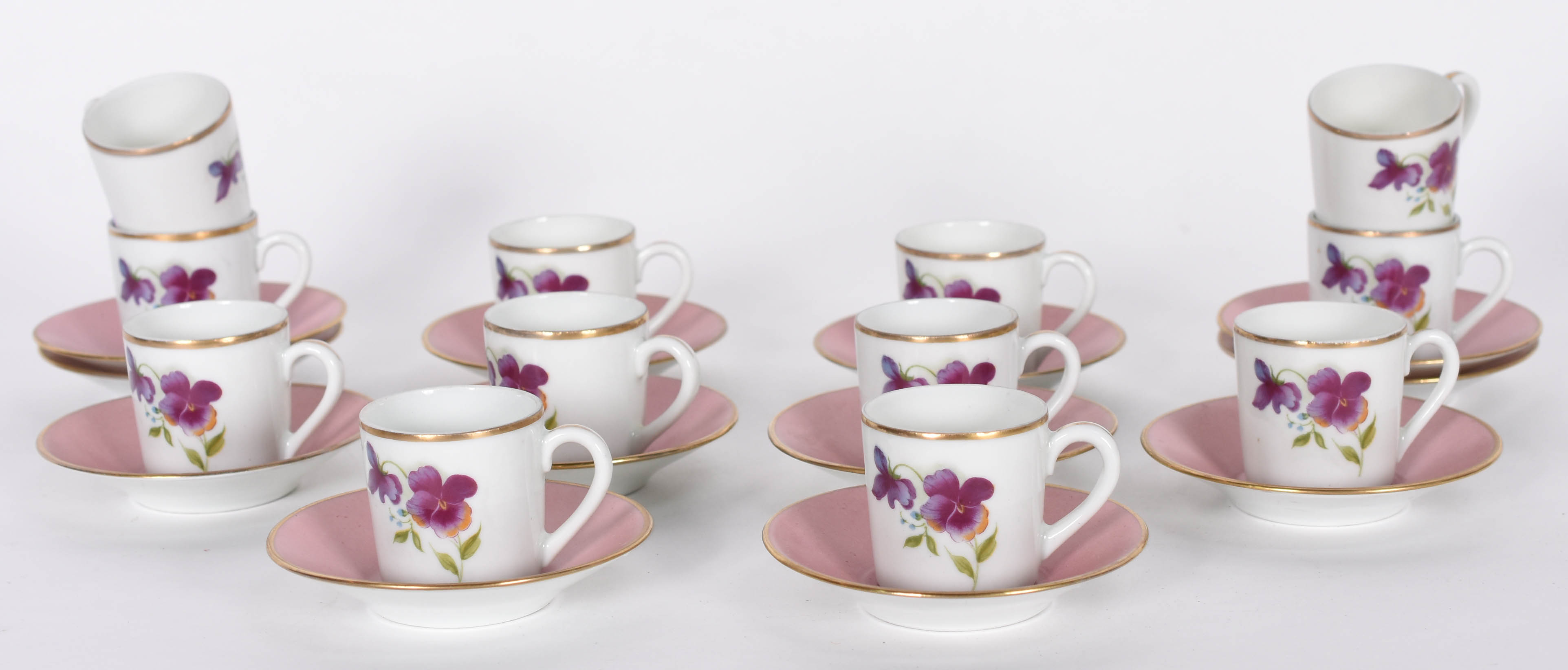 Doze xícaras para café com pires de porcelana pintada a mão com... - foto 1 de 4