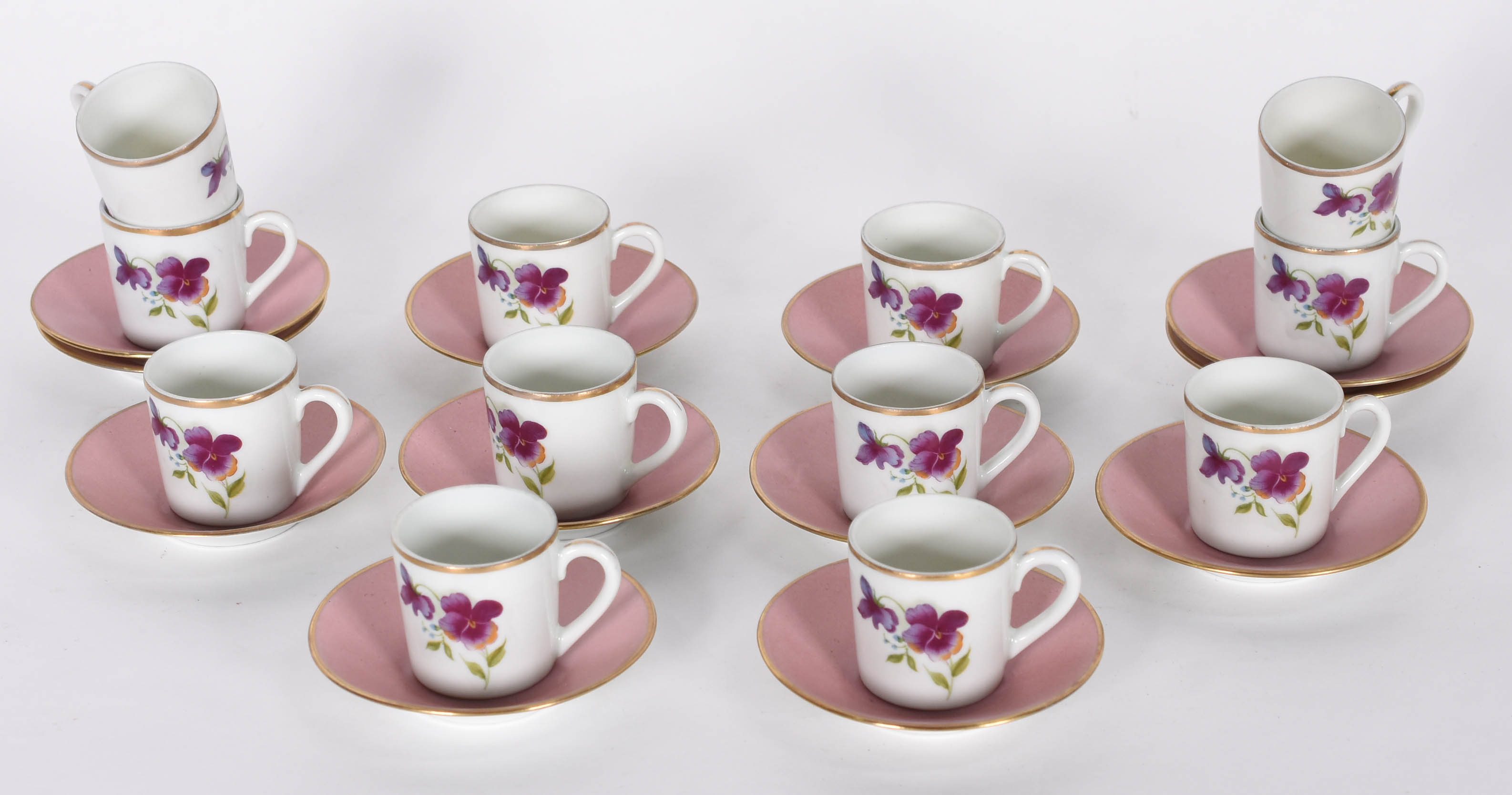 Doze xícaras para café com pires de porcelana pintada a mão com... - foto 2 de 4