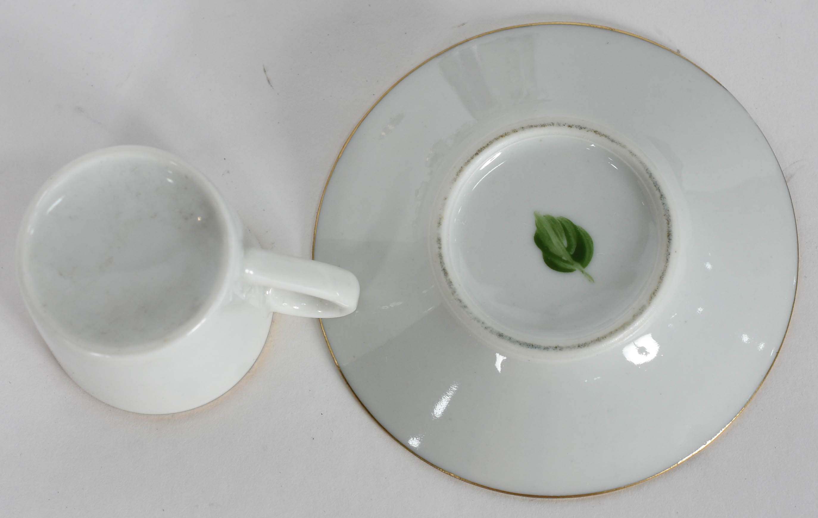 Doze xícaras para café com pires de porcelana pintada a mão com... - foto 4 de 4