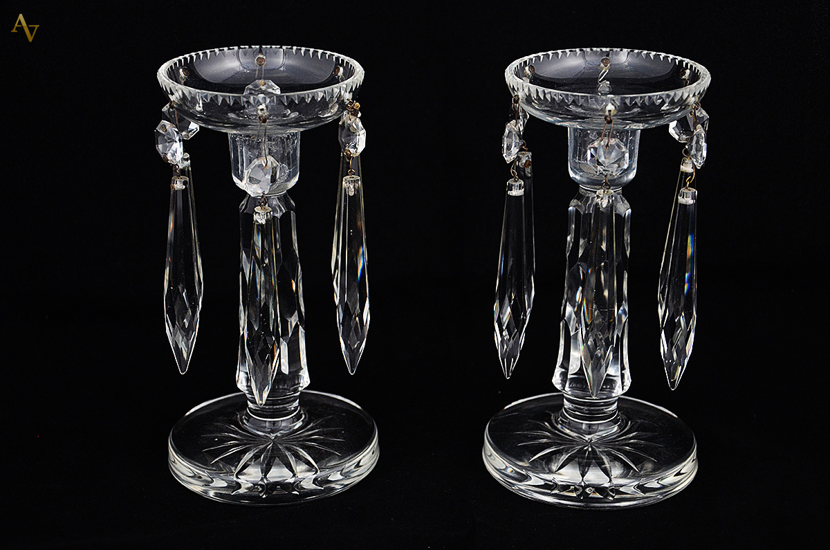 Par de castiçais com pingentes de cristal. Altura 17 cm cada.