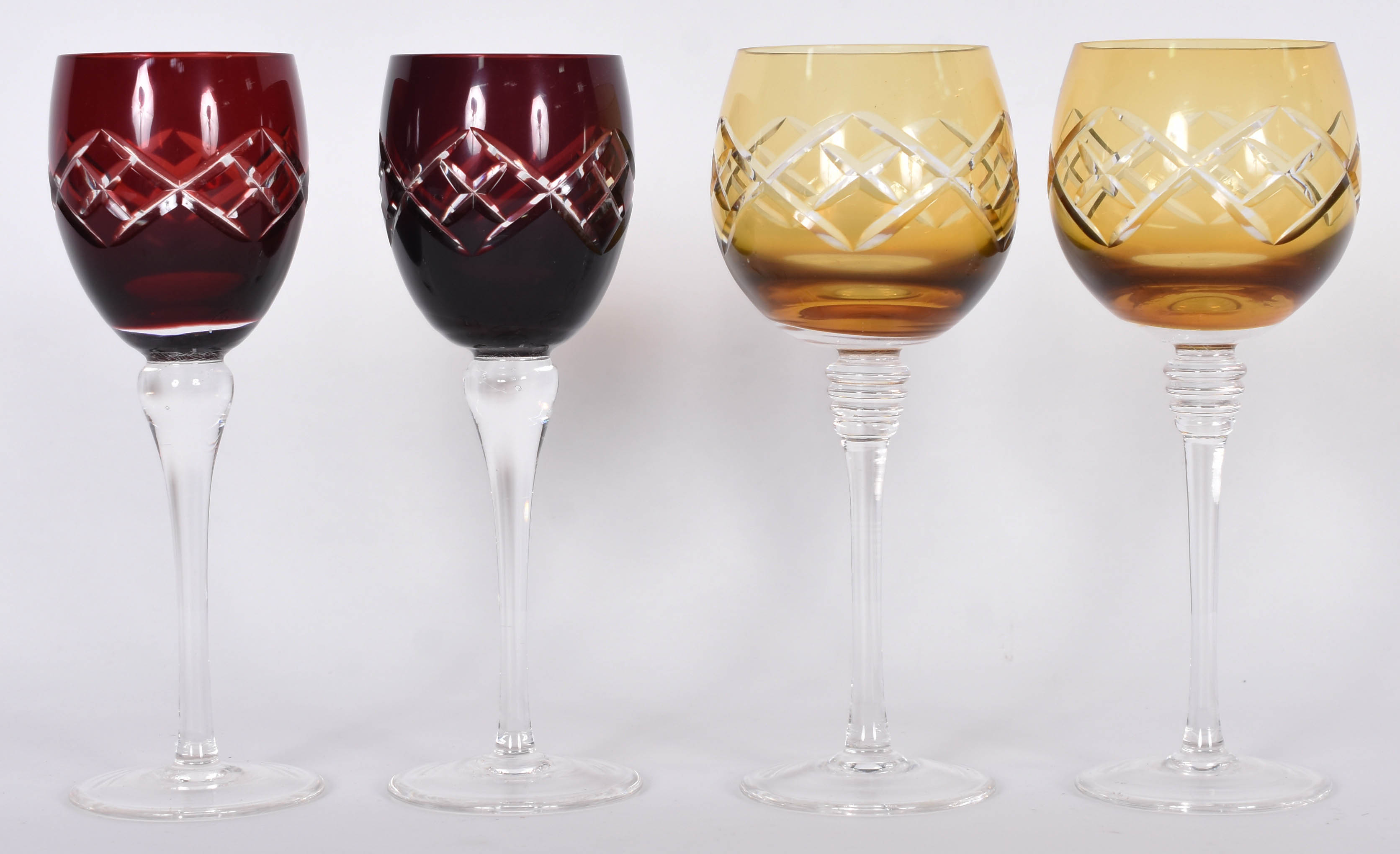 Quatro taças de cristal doublé rubi e ambar lapidados. - foto 1 de 3