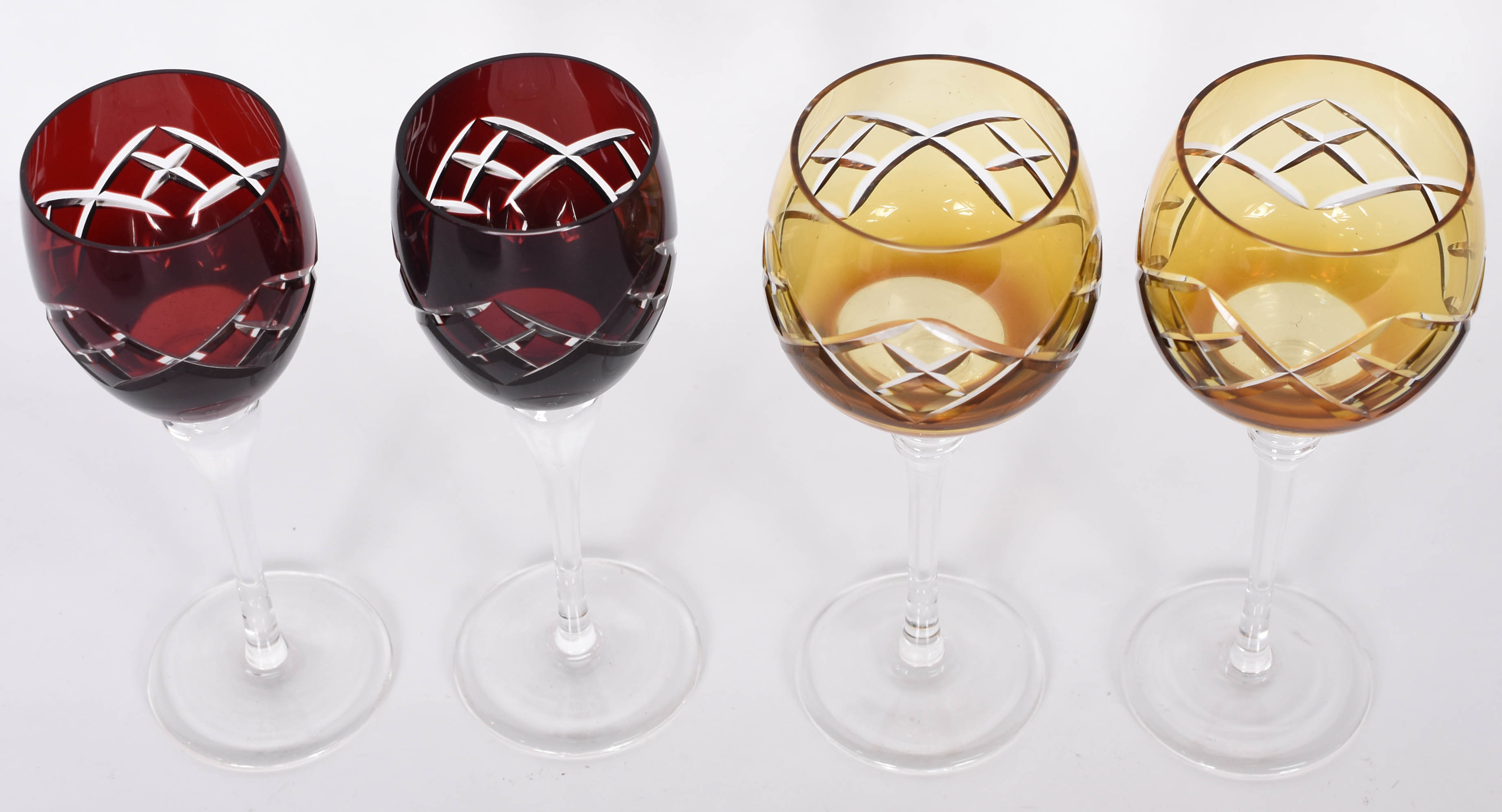 Quatro taças de cristal doublé rubi e ambar lapidados. - foto 2 de 3
