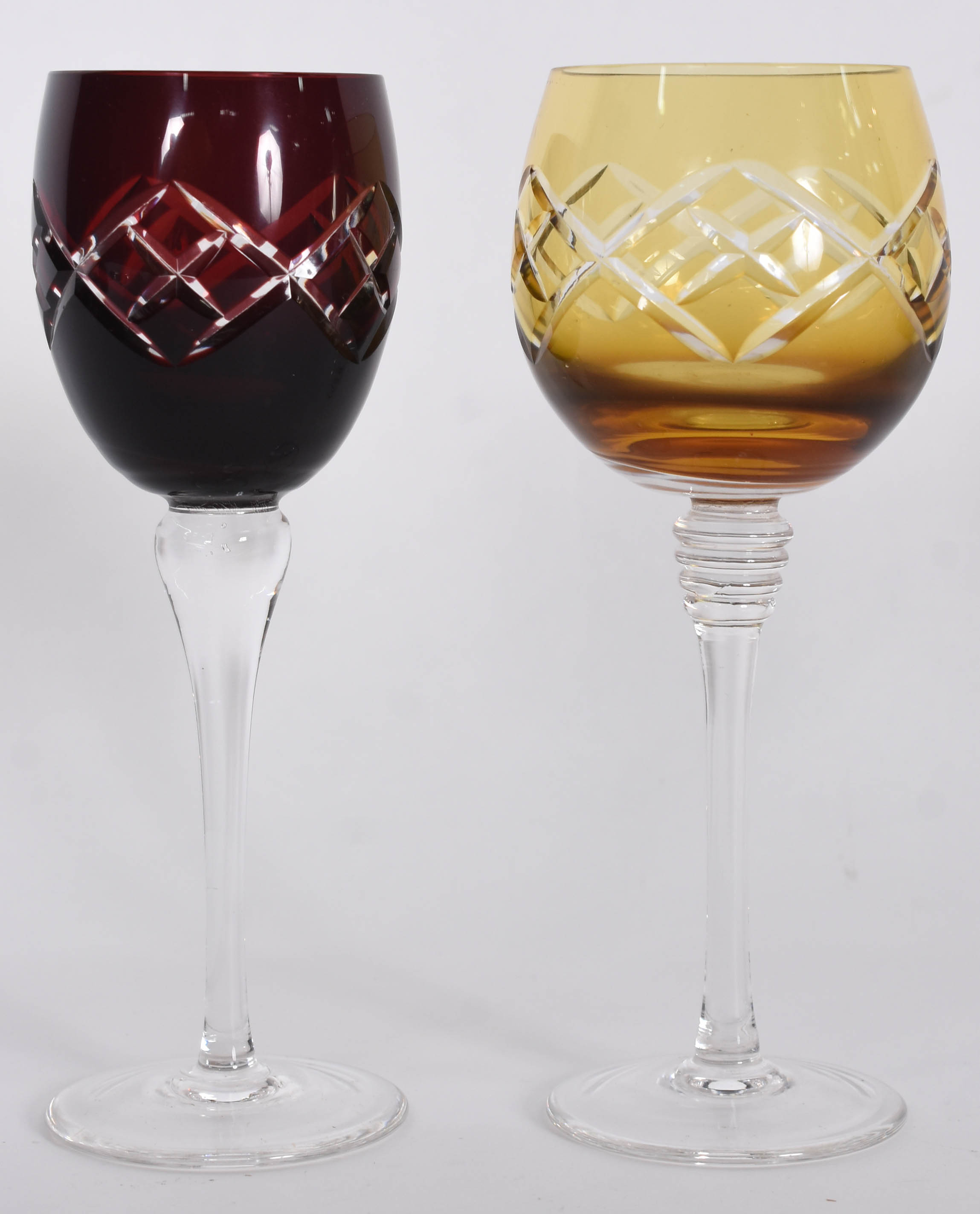 Quatro taças de cristal doublé rubi e ambar lapidados. - foto 3 de 3