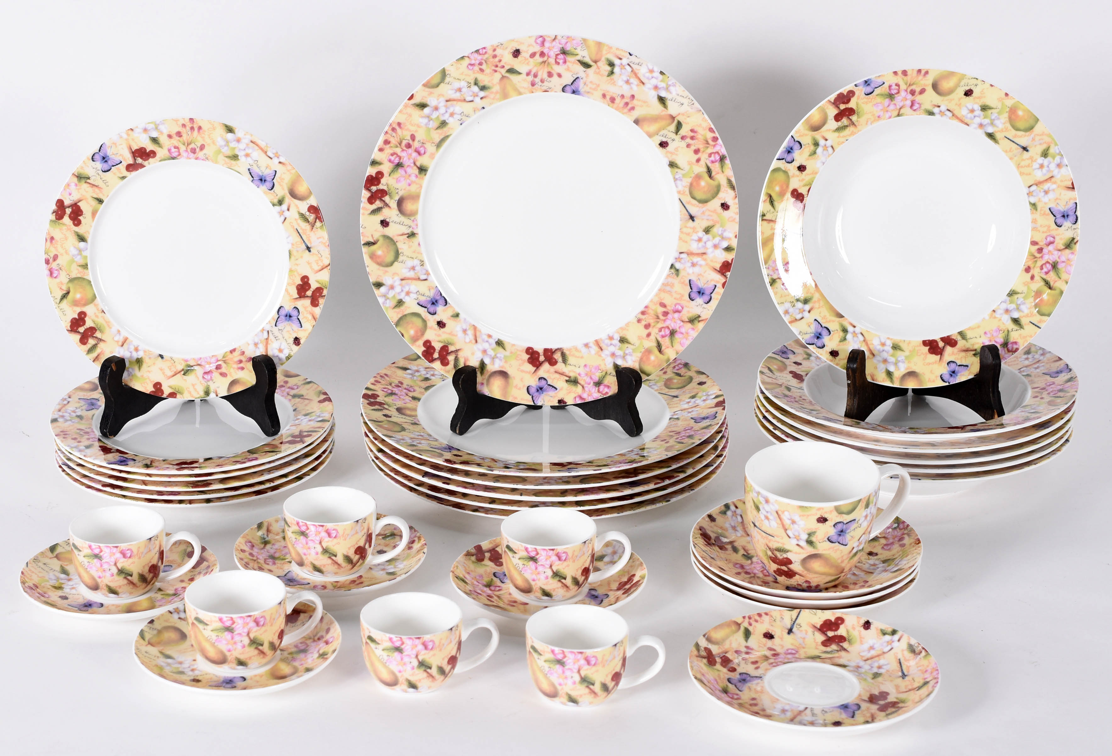 Pequeno serviço de café e jantar de porcelana da loja Roberto Simões... - foto 1 de 3