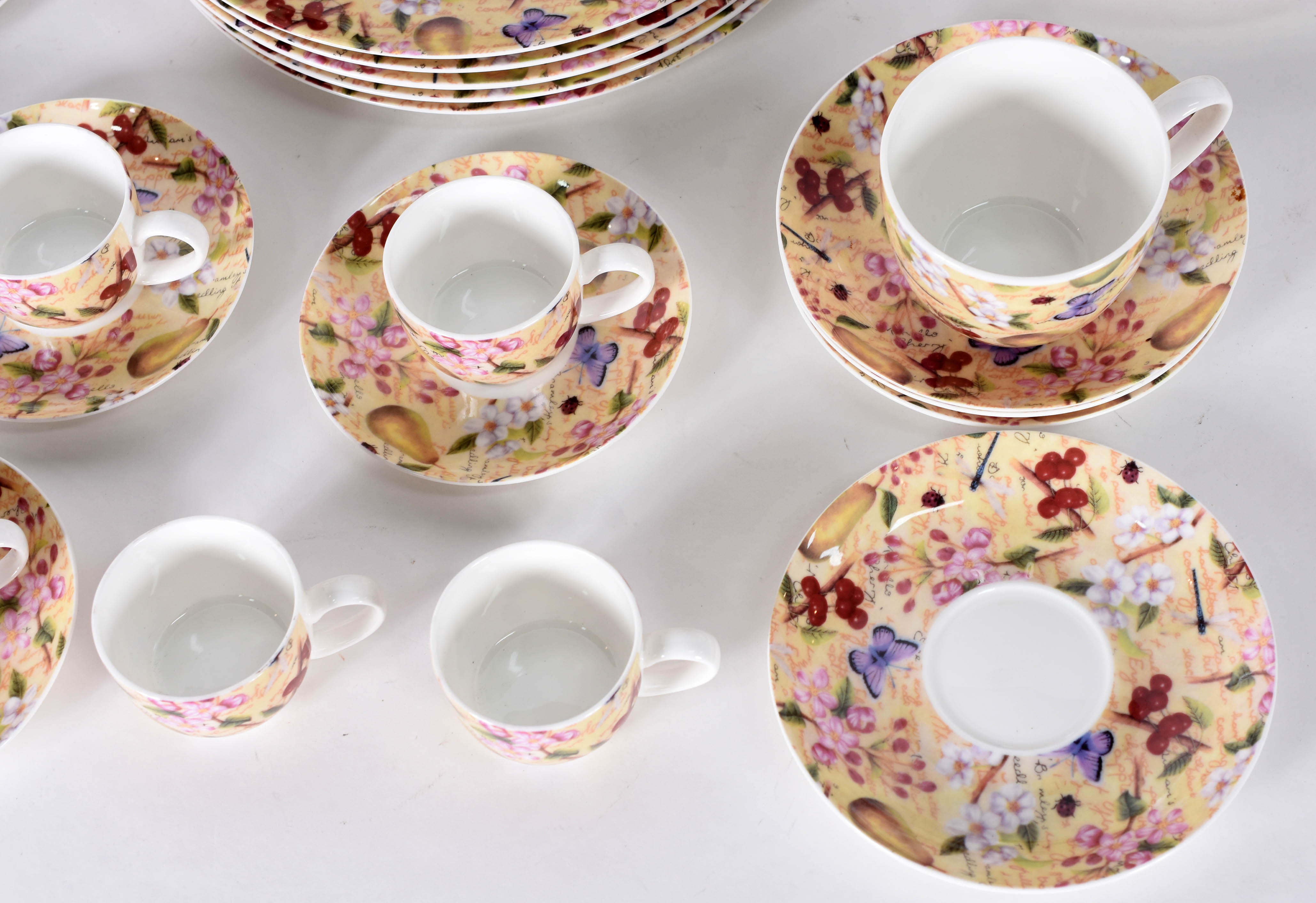 Pequeno serviço de café e jantar de porcelana da loja Roberto Simões... - foto 2 de 3