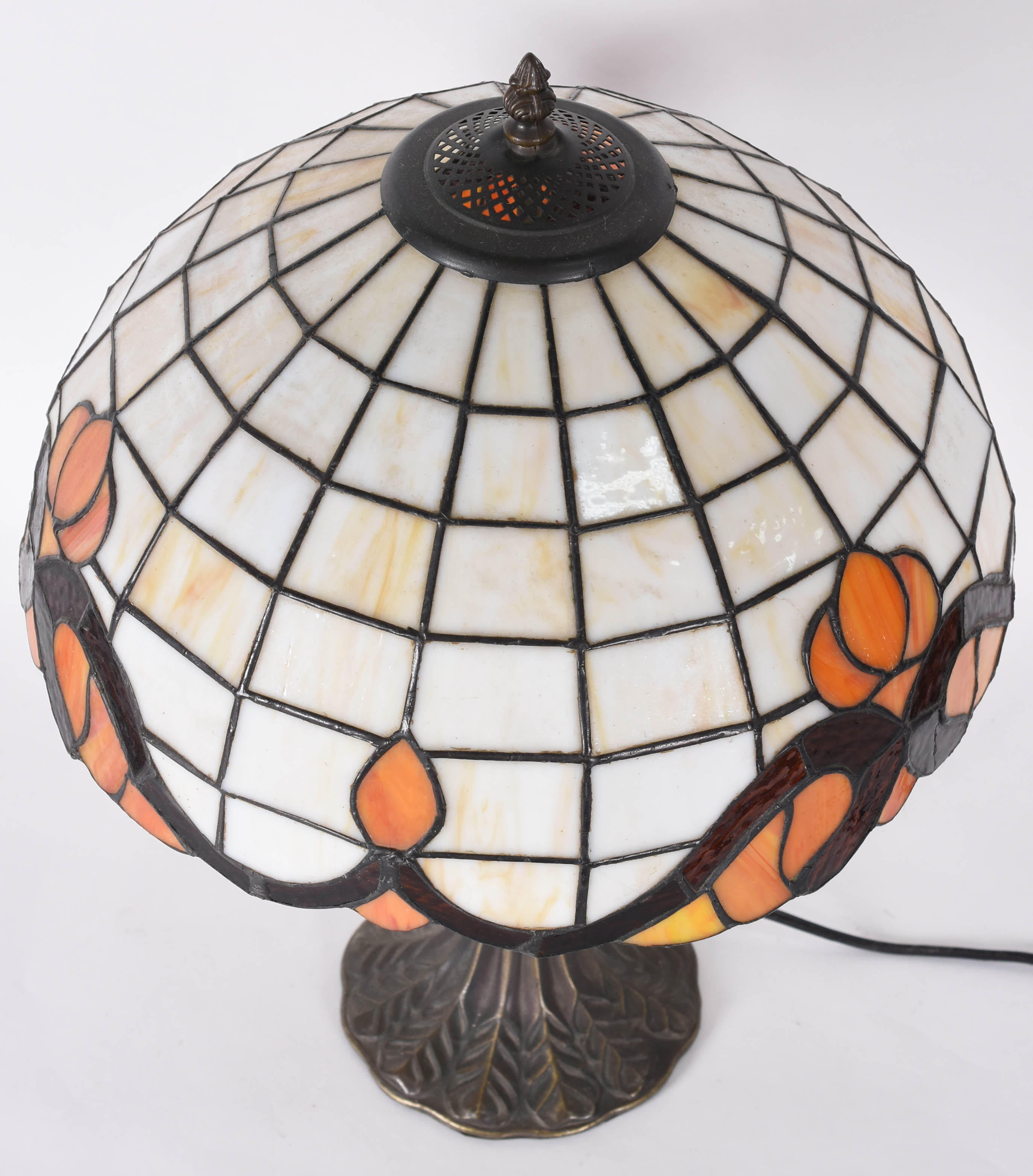 Abatjour estilo TIFFANYS com base de metal e cúpula em placas de... - foto 2 de 3