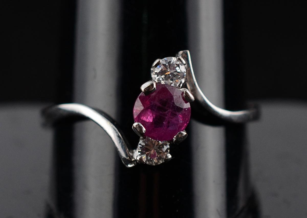 Anel de ouro branco com um rubi com 0,30 ct e dois brilhantes com... - foto 2 de 2