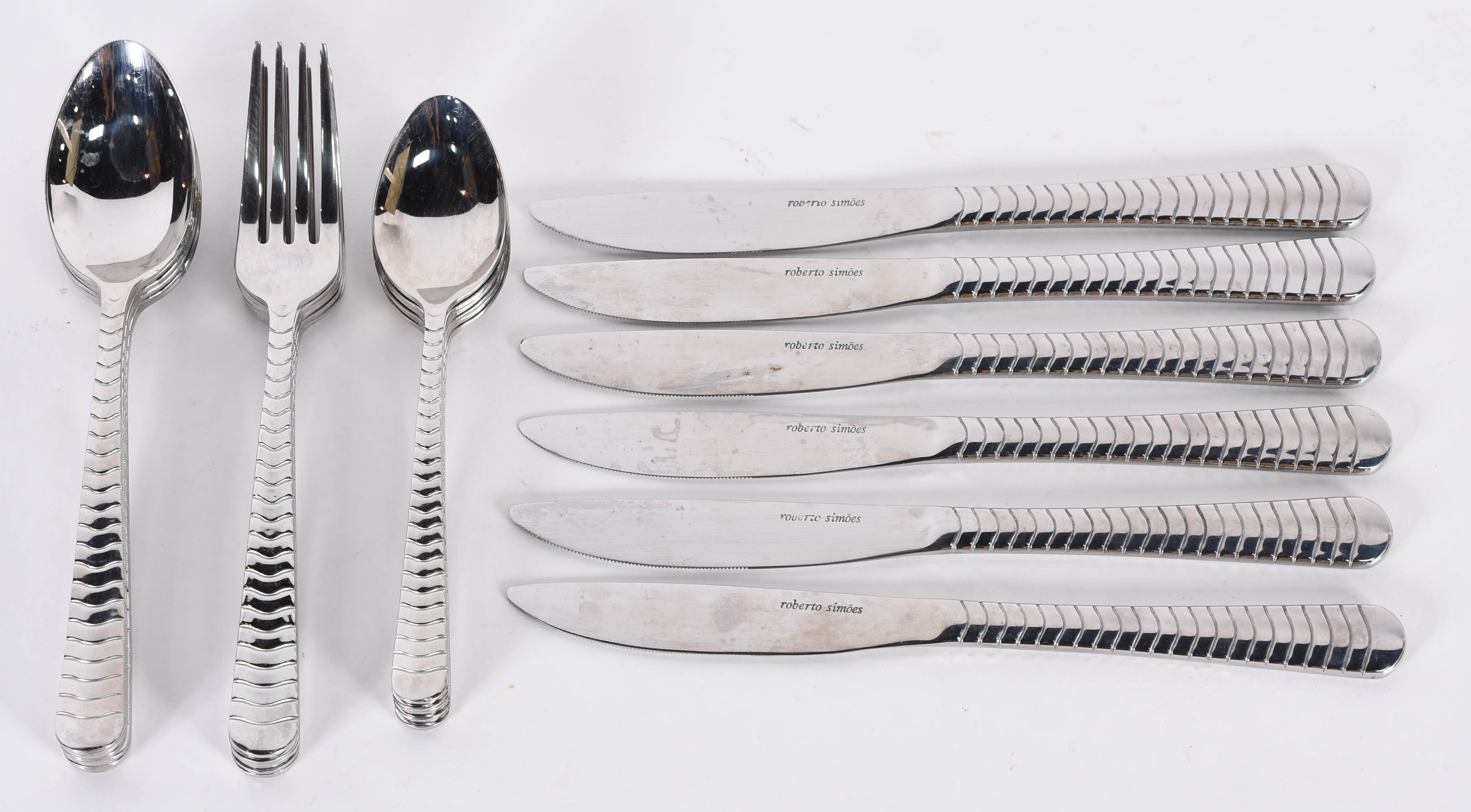 Faqueiro de inox composto de 6 facas, 6 garfos , 6 colheres grandes... - foto 1 de 3