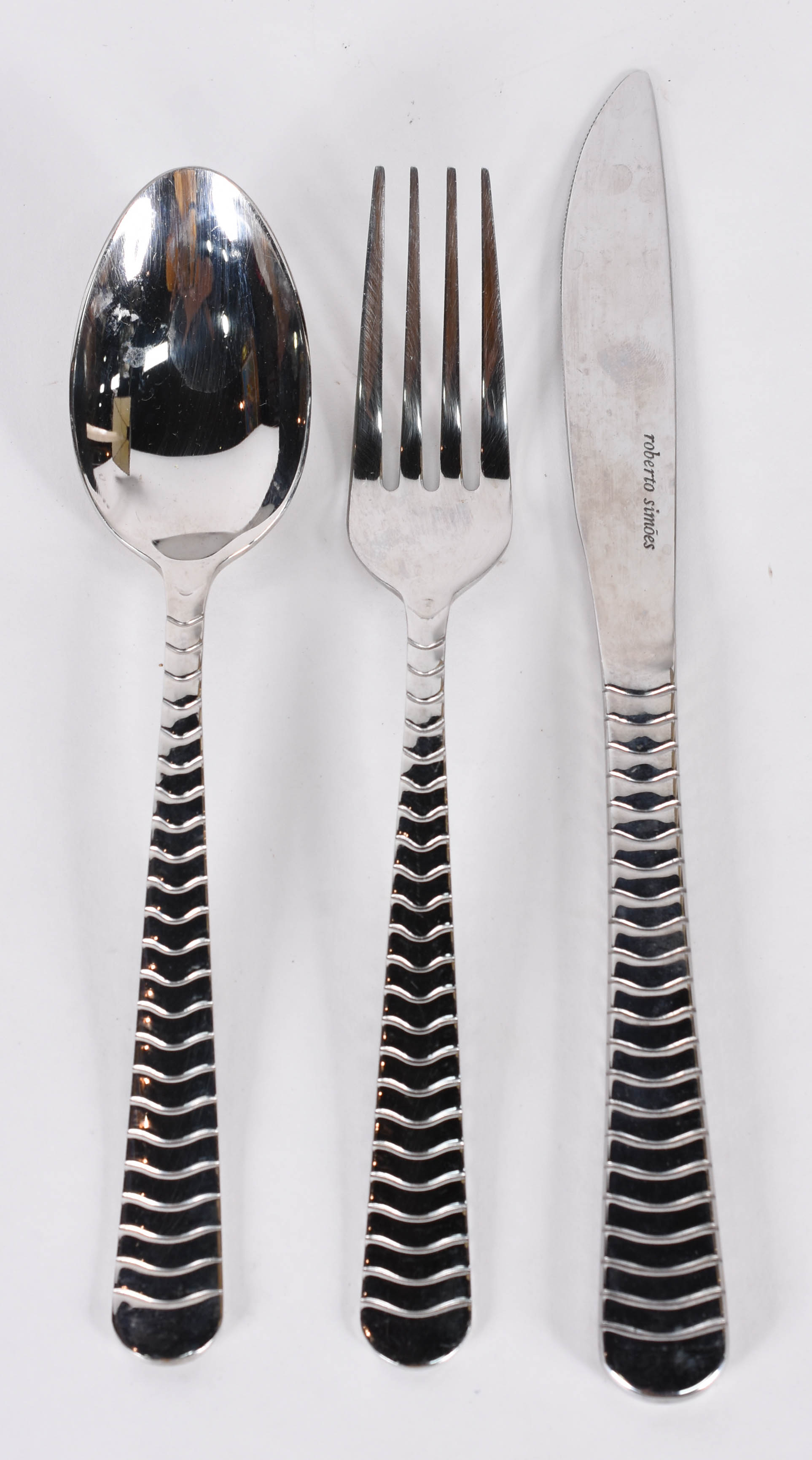 Faqueiro de inox composto de 6 facas, 6 garfos , 6 colheres grandes... - foto 2 de 3