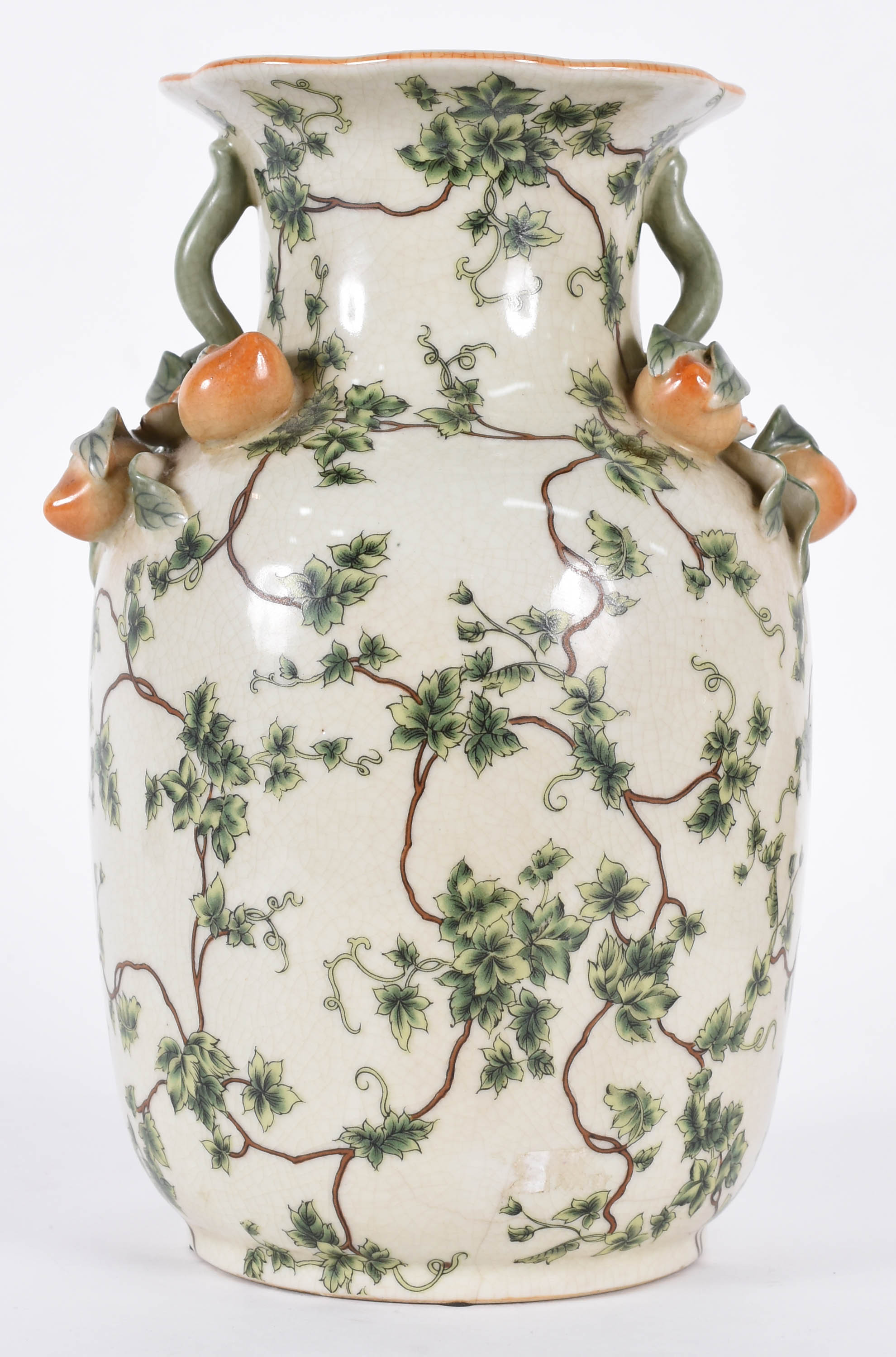 Vaso de porcelana oriental policromada, pegadores em forma de frutos. - foto 1 de 3