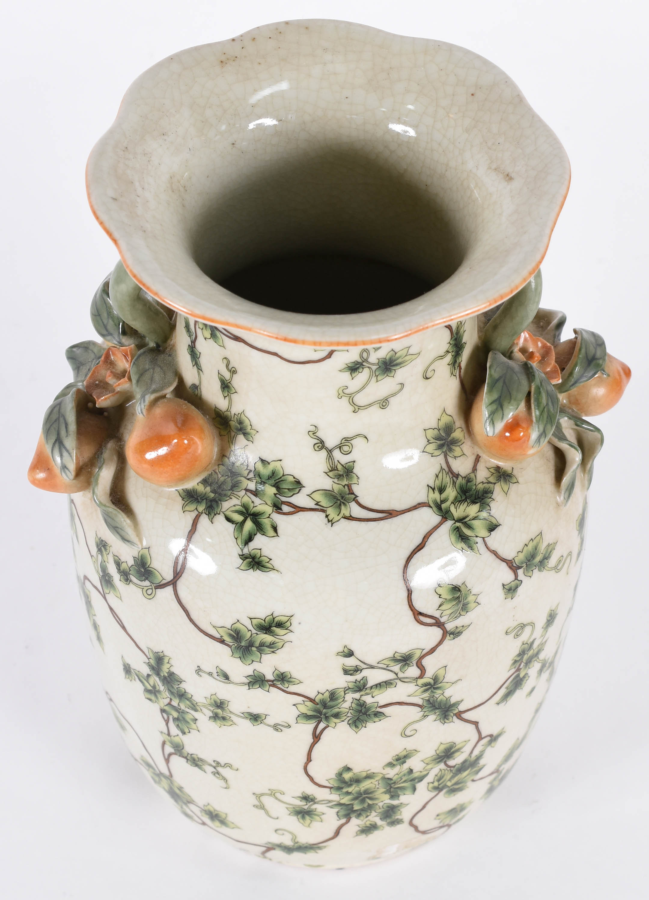Vaso de porcelana oriental policromada, pegadores em forma de frutos. - foto 2 de 3