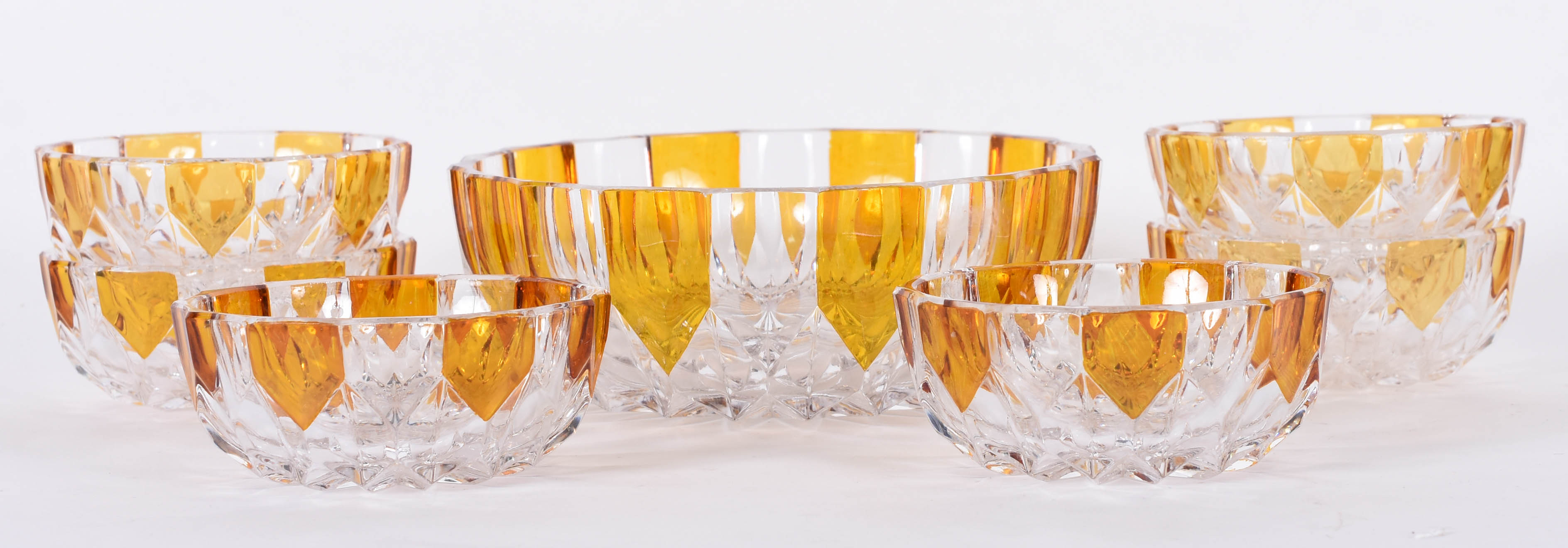 Conjunto com 7 peças de cristal doublé ambar, sendo saladeira e 6... - foto 1 de 4