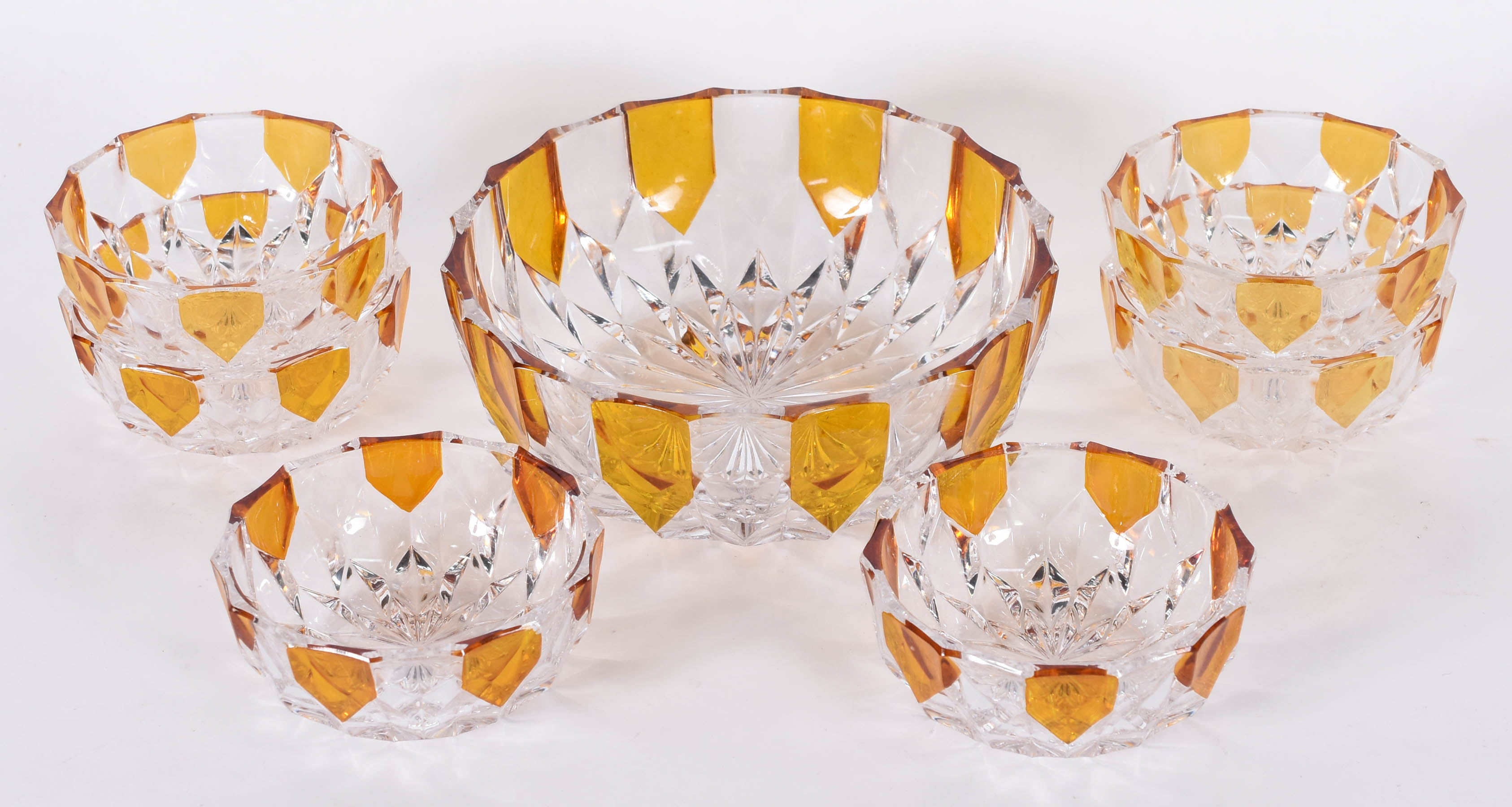 Conjunto com 7 peças de cristal doublé ambar, sendo saladeira e 6... - foto 2 de 4