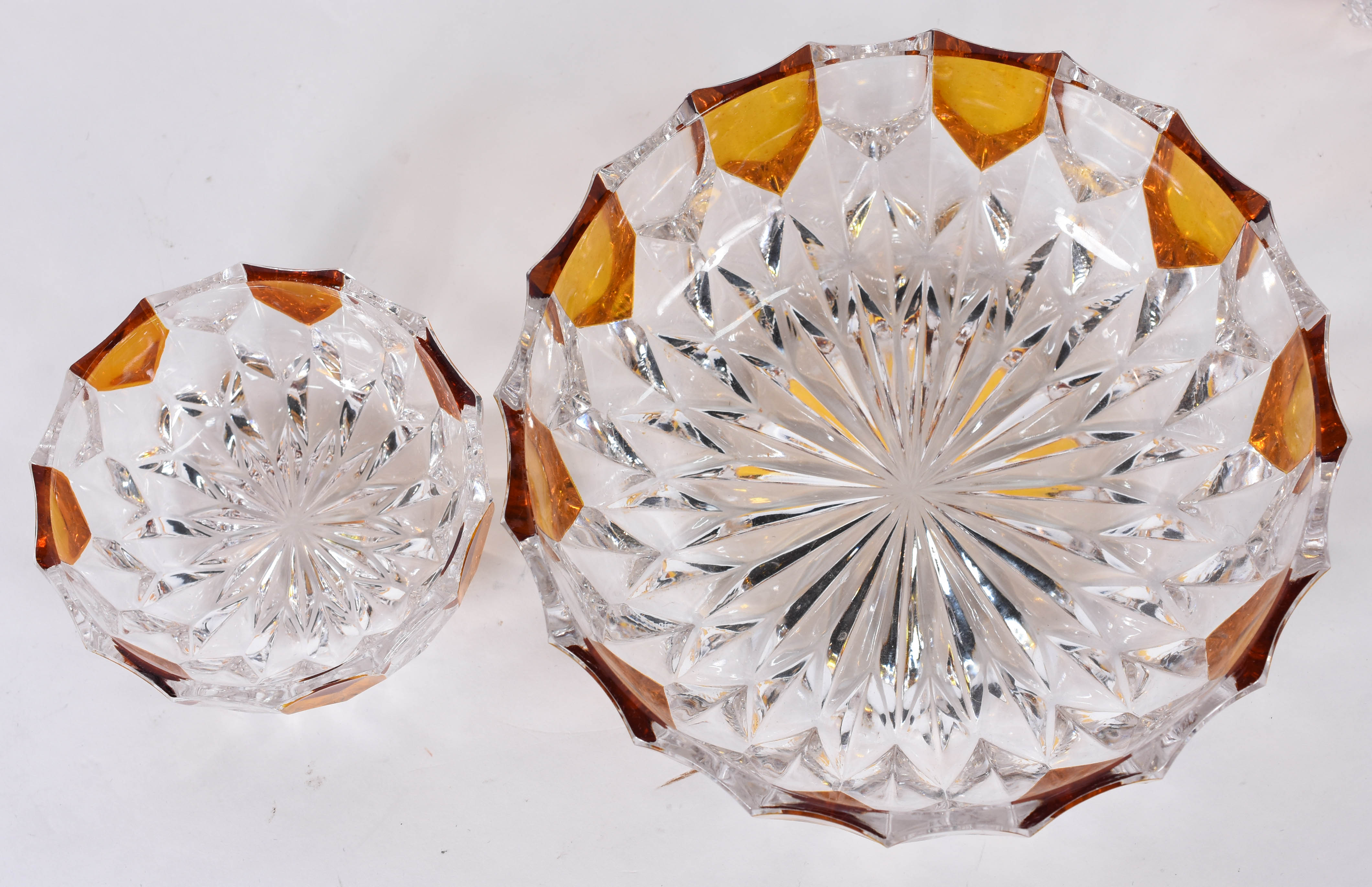 Conjunto com 7 peças de cristal doublé ambar, sendo saladeira e 6... - foto 3 de 4