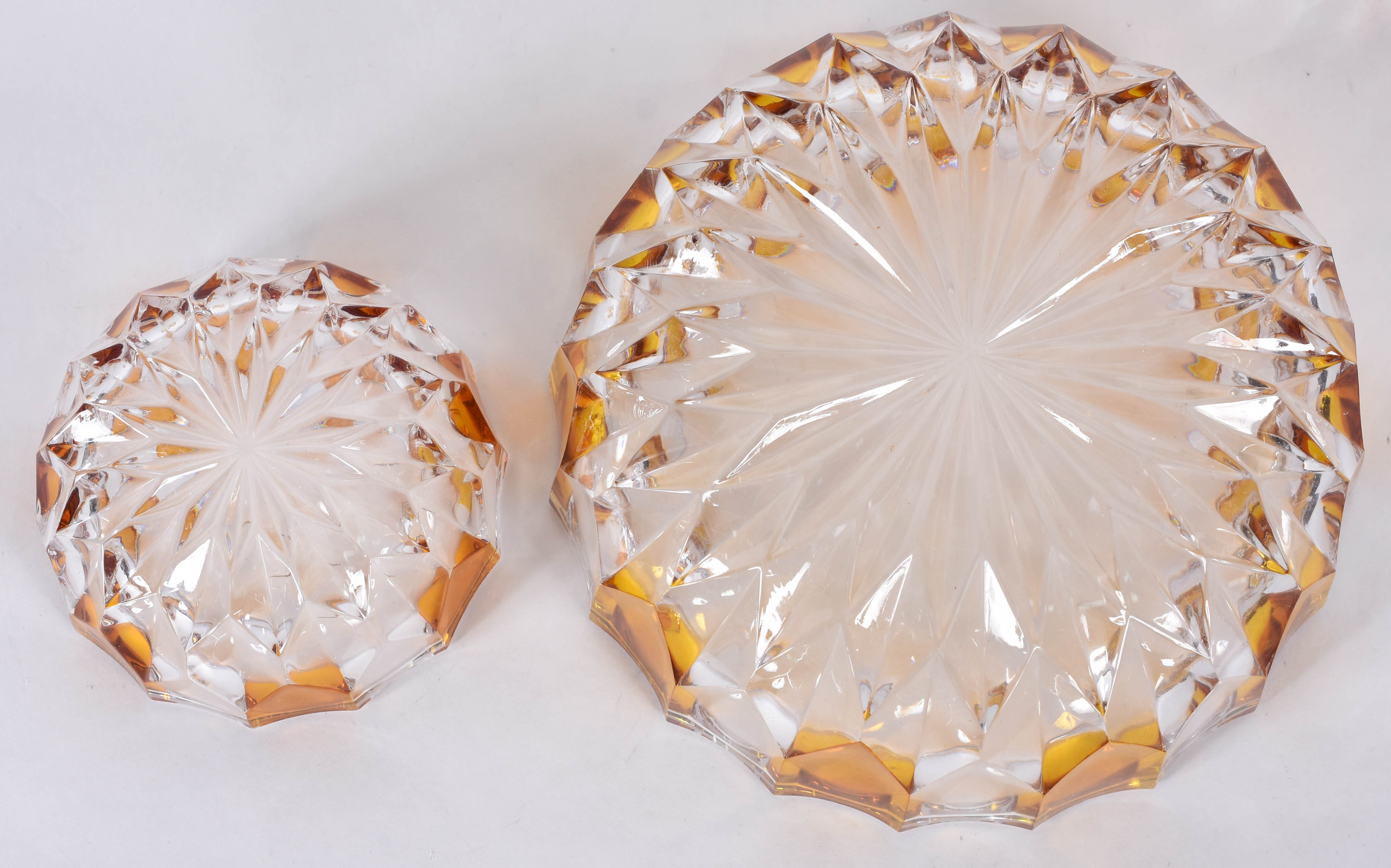 Conjunto com 7 peças de cristal doublé ambar, sendo saladeira e 6... - foto 4 de 4