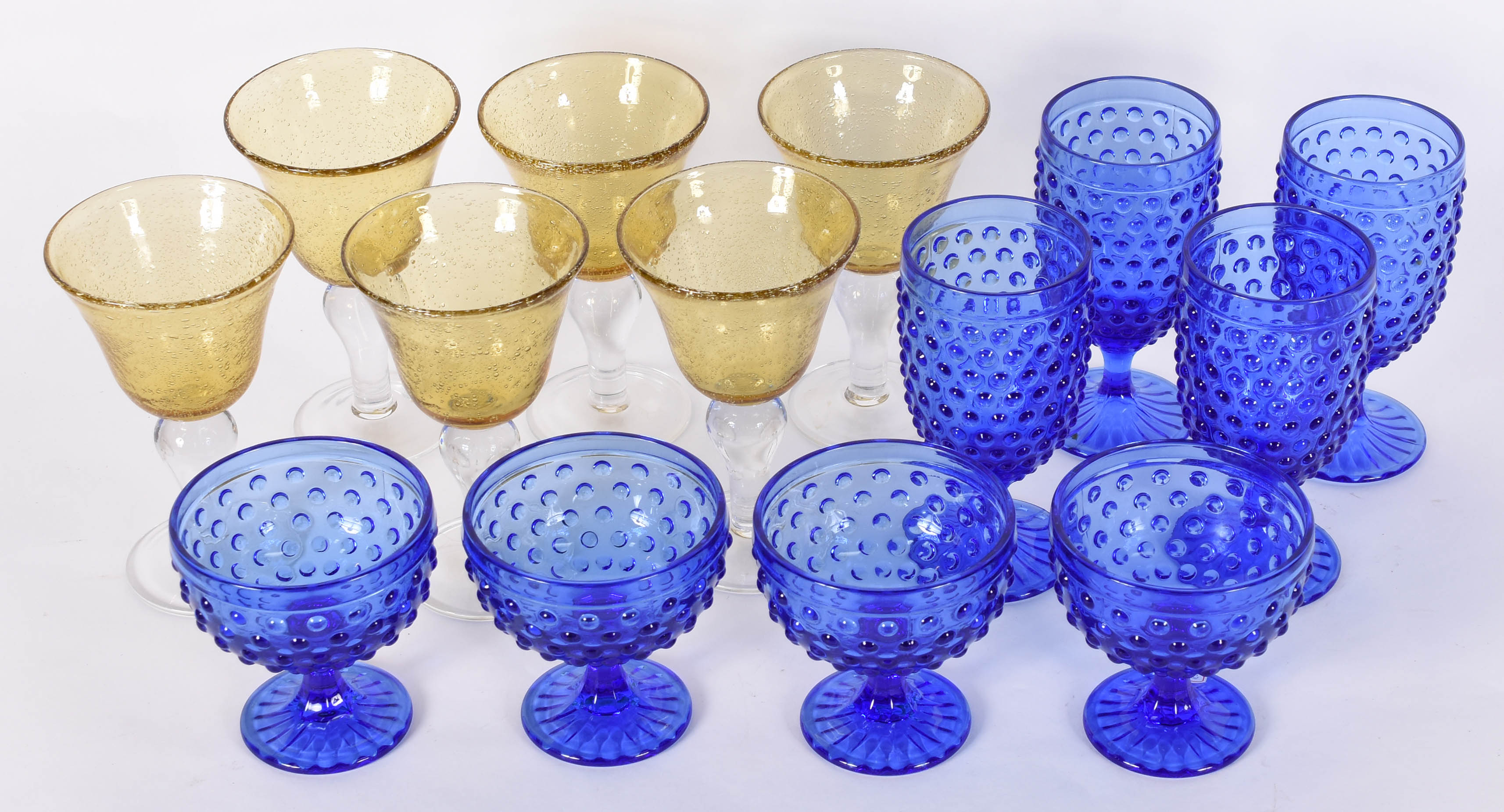 Conjunto com quatorze peças diversas sendo, 6 de murano na cor âmbar... - foto 2 de 3