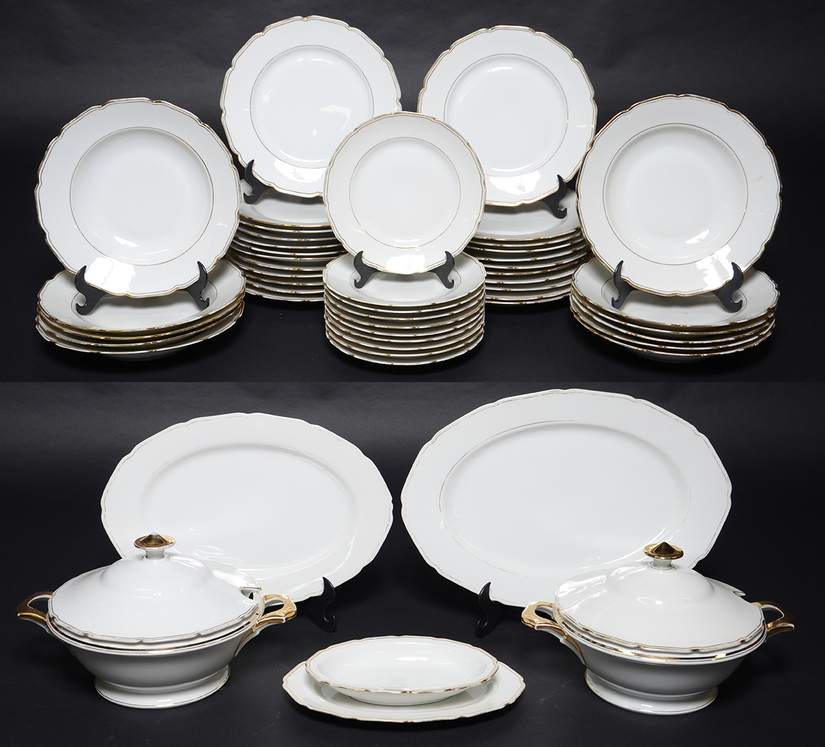 Serviço de jantar de porcelana alemã, sendo 23 pratos rasos (um com... - foto 1 de 5