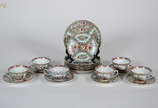 Conjunto para chá de porcelana chinesa policrom... - Conjunto para chá de porcelana chinesa policromada composto de Seis xícaras com pires e 6 pratinhos para sobremesa.