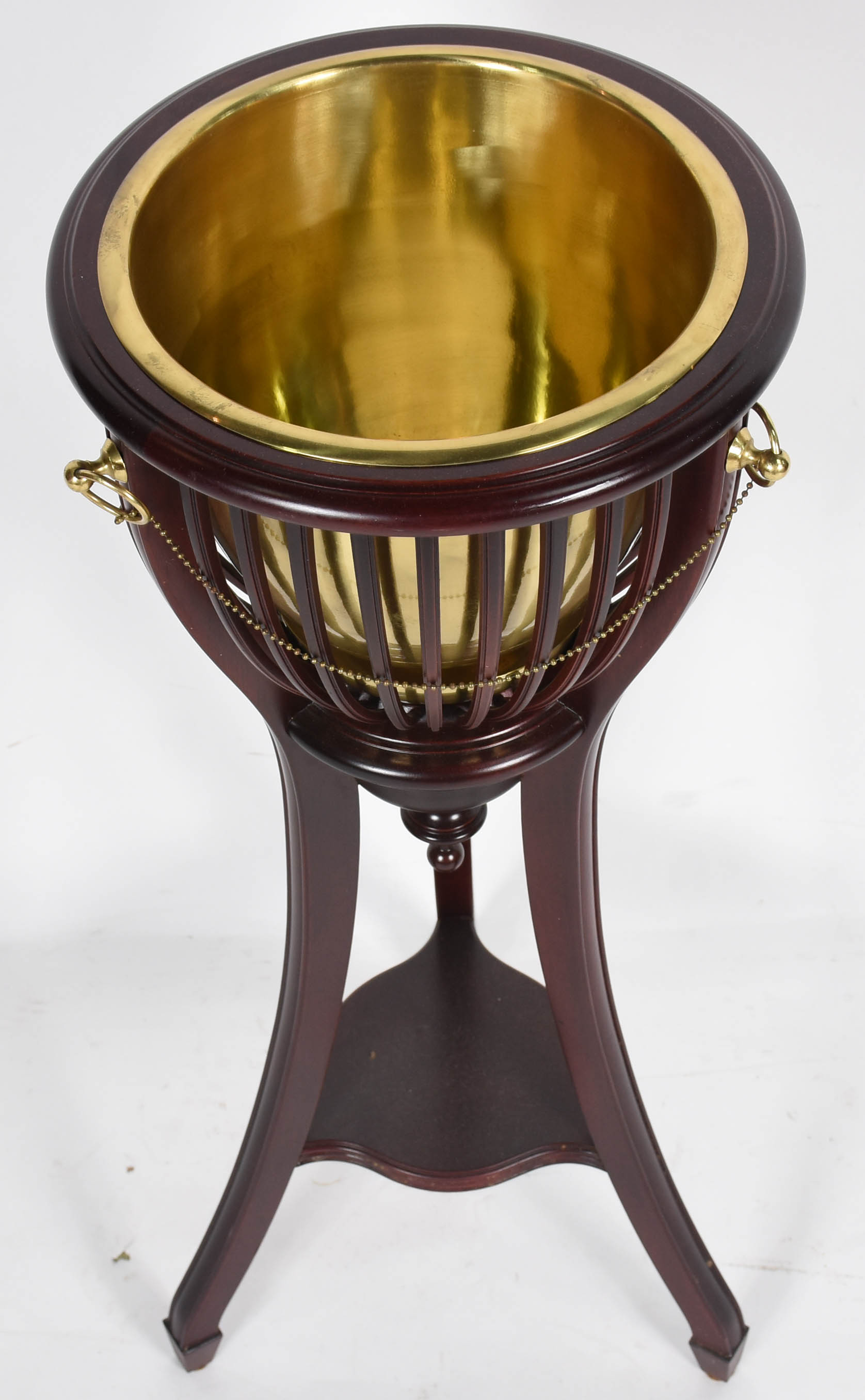 Wine cooler com pedestal de madeira e interior de metal dourado. - foto 2 de 3