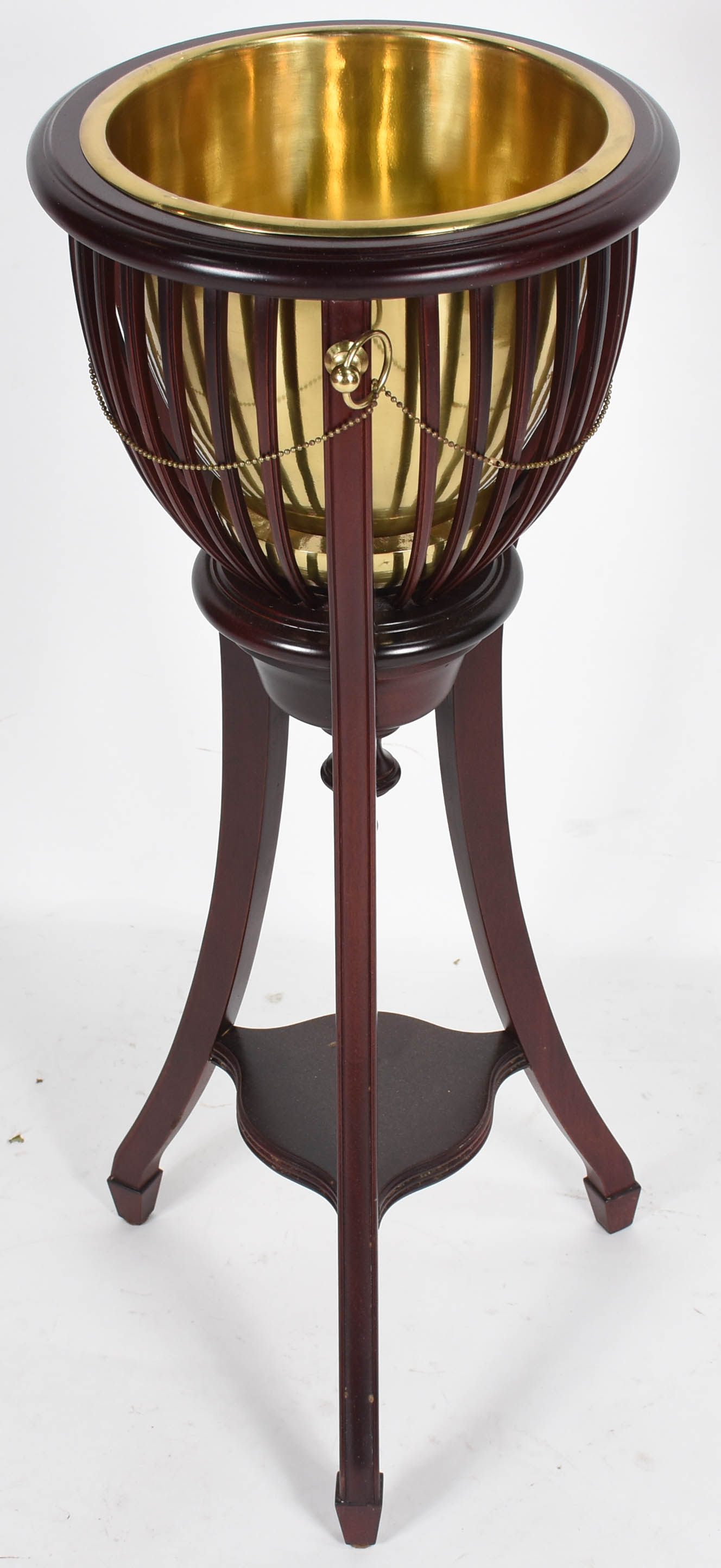 Wine cooler com pedestal de madeira e interior de metal dourado. - foto 3 de 3