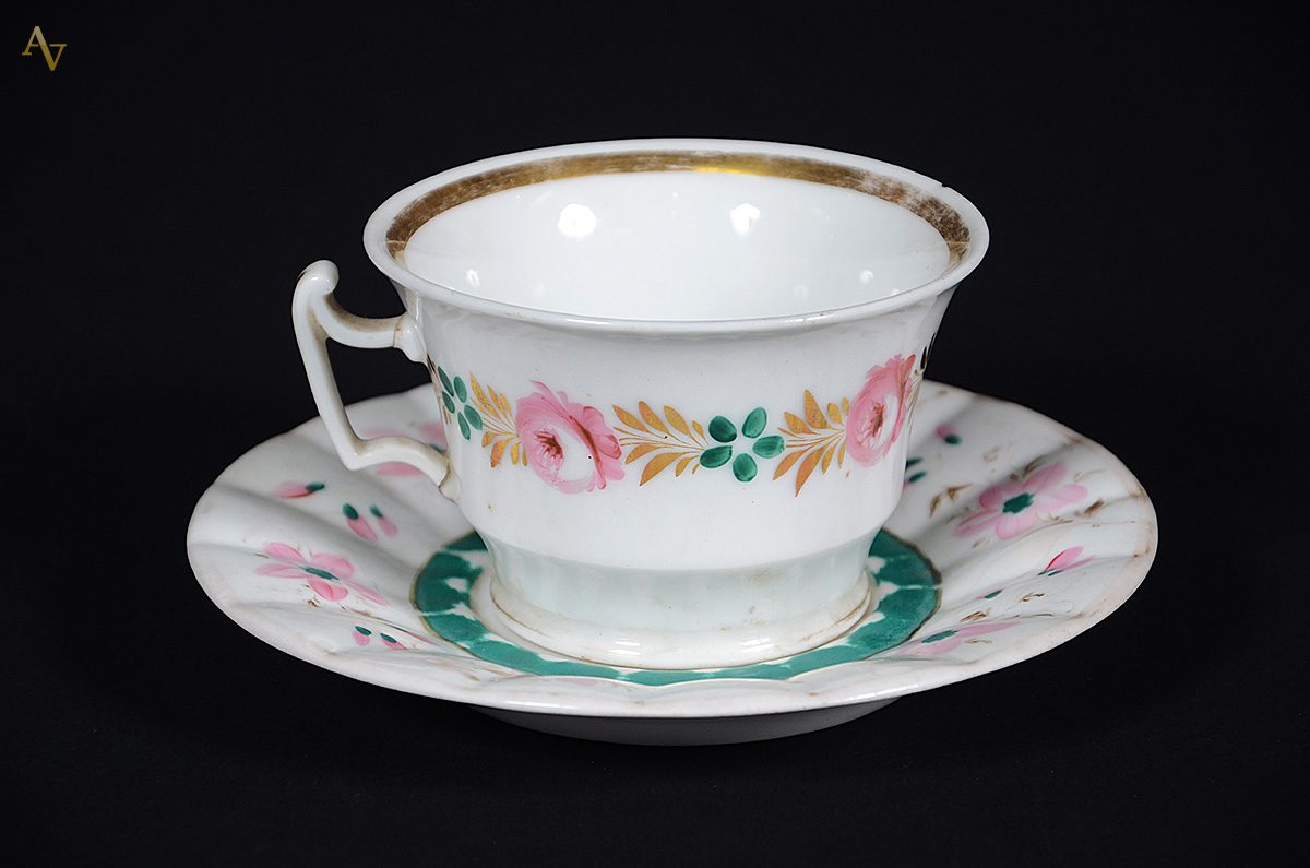 Xícara de chá com pires de porcelana Velho Paris (com bicado). - foto 1 de 2