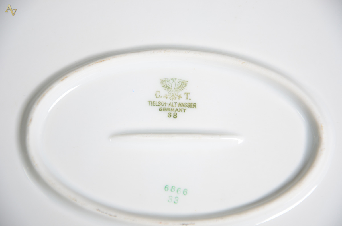 Serviço de jantar de porcelana alemã, sendo 23 pratos rasos (um com... - foto 2 de 5