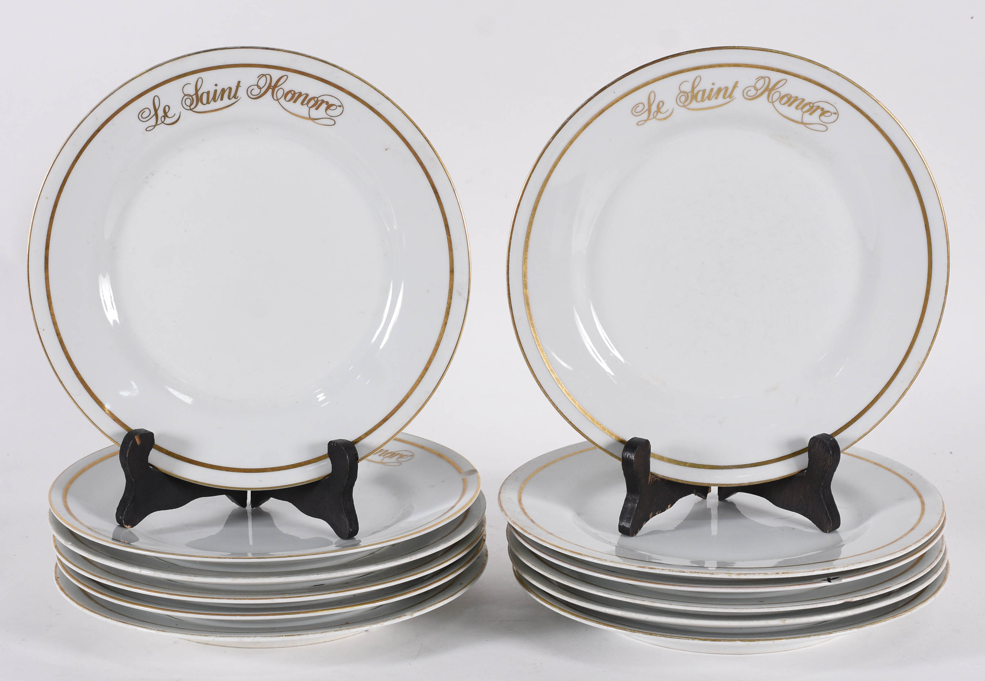 Doze pratos rasos de porcelana nacional do antigo restaurante " LE... - foto 1 de 4