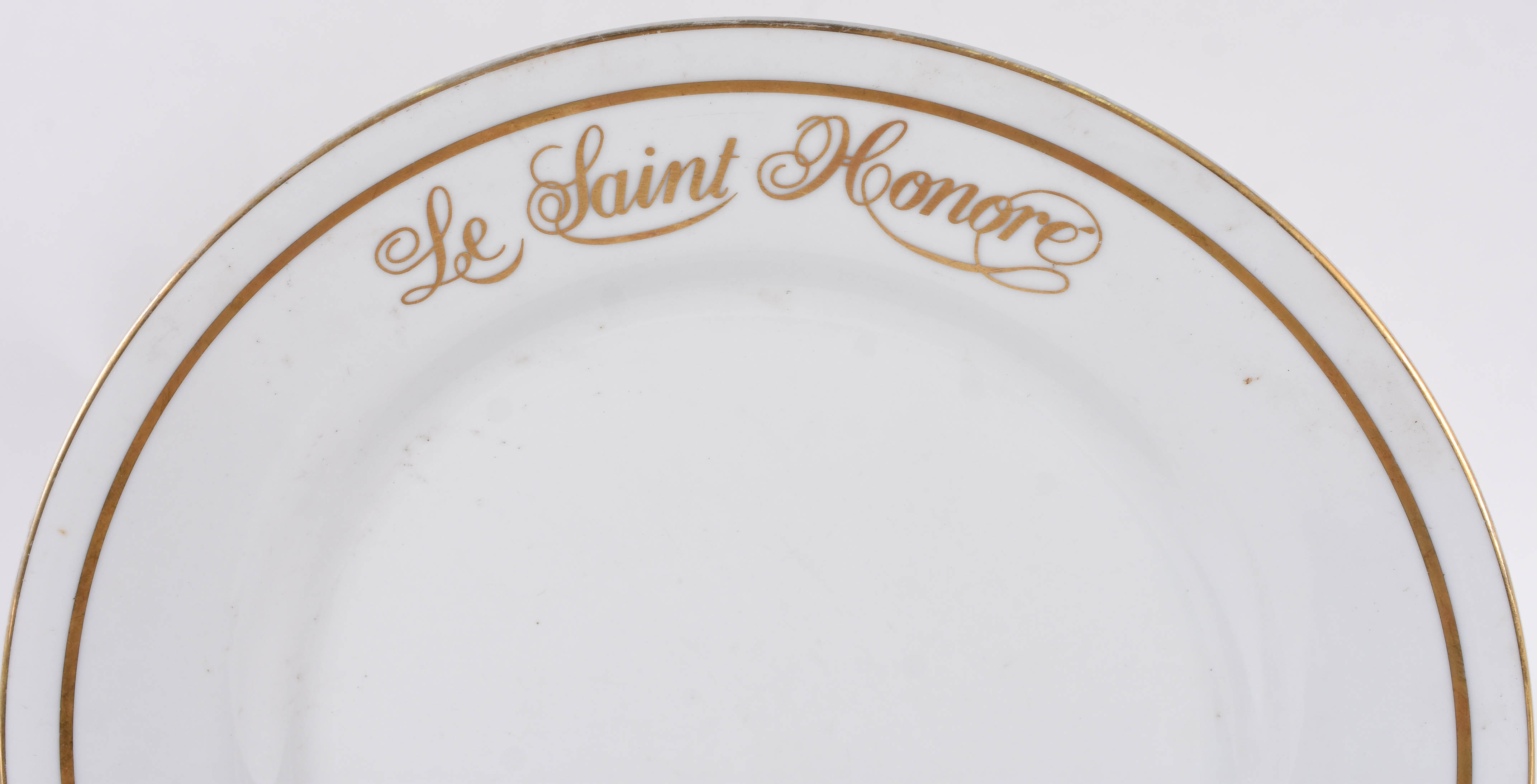 Doze pratos rasos de porcelana nacional do antigo restaurante " LE... - foto 3 de 4