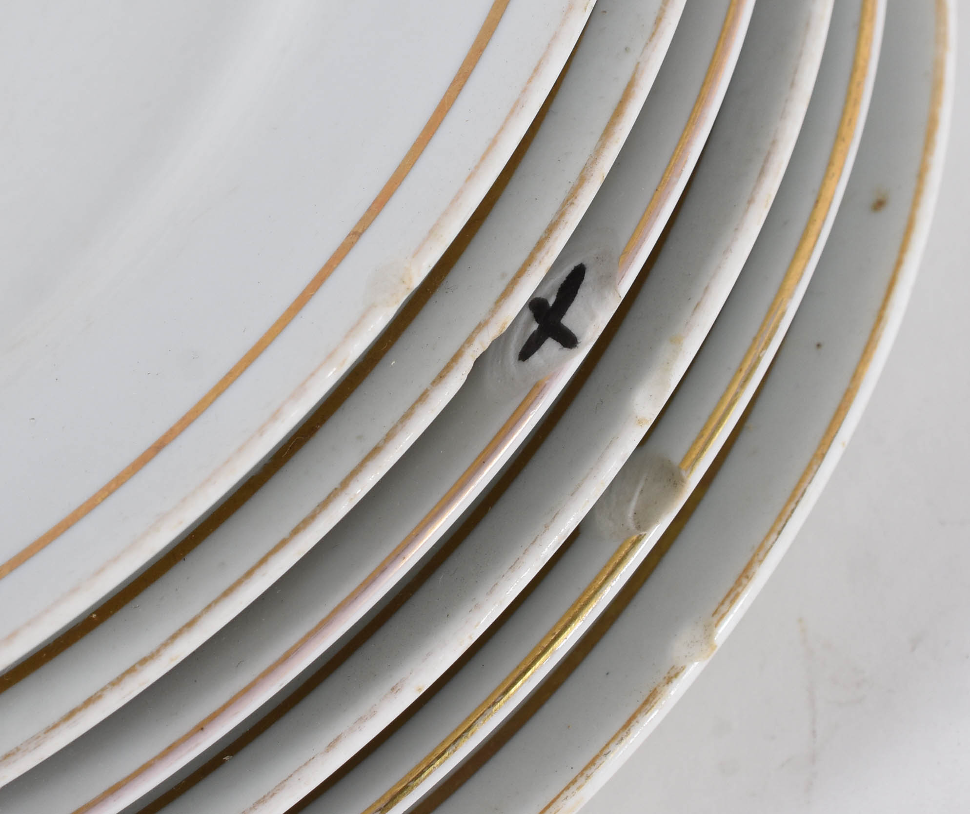 Doze pratos rasos de porcelana nacional do antigo restaurante " LE... - foto 4 de 4