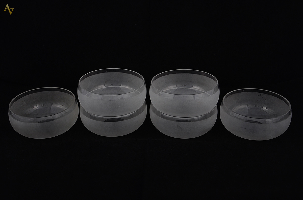 Seis petisqueiras em cristal com detalhes foscos. Altura 6 cm e...
