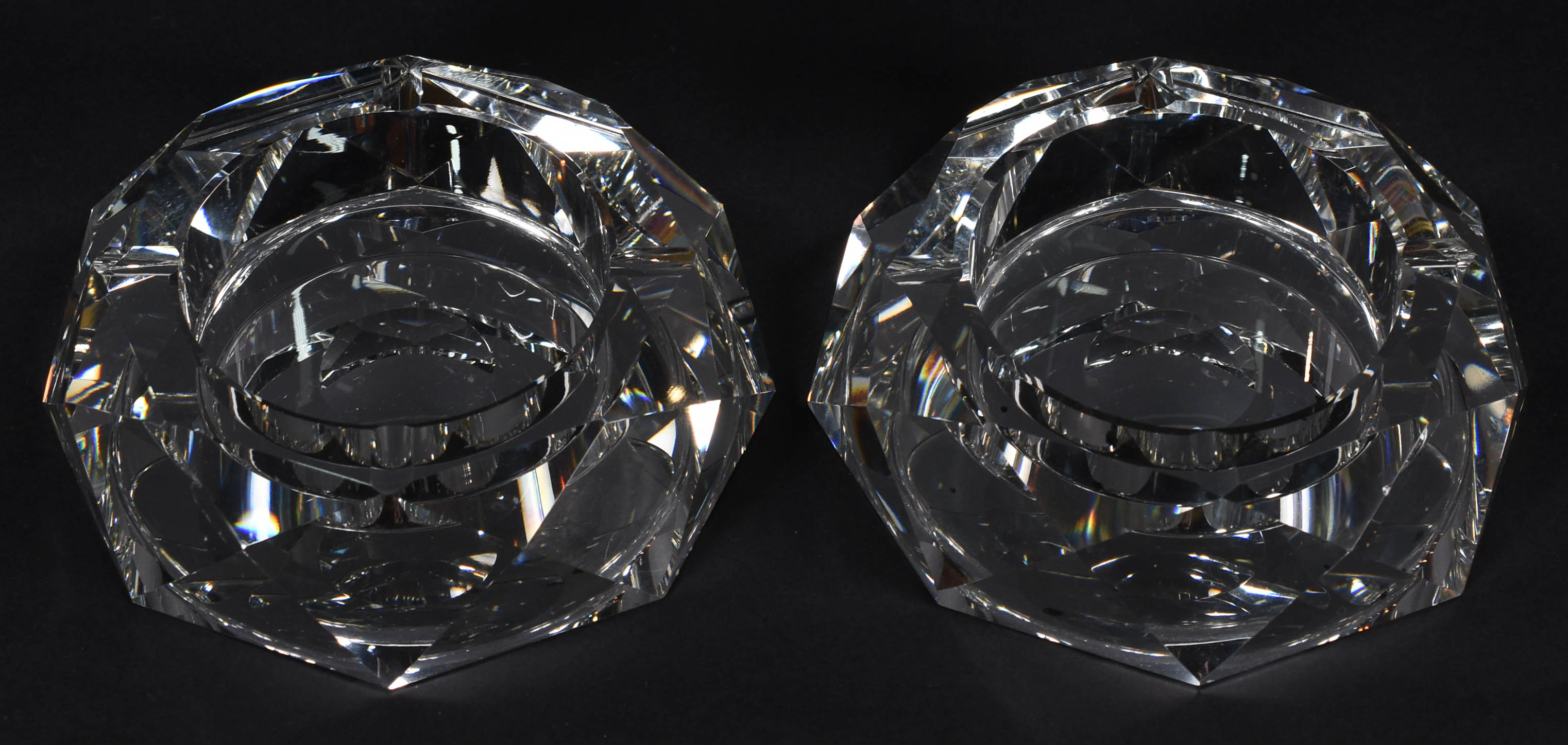 Par de cinzeiros em blocos de cristal facetado. - foto 1 de 3