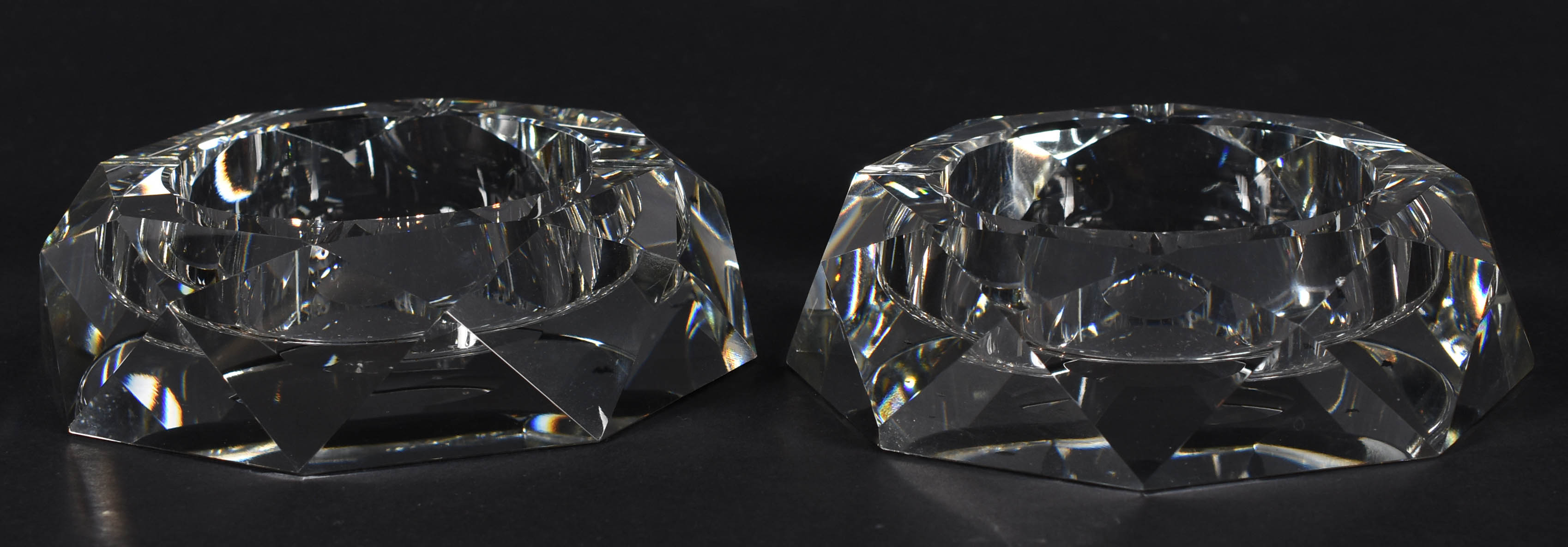 Par de cinzeiros em blocos de cristal facetado. - foto 2 de 3