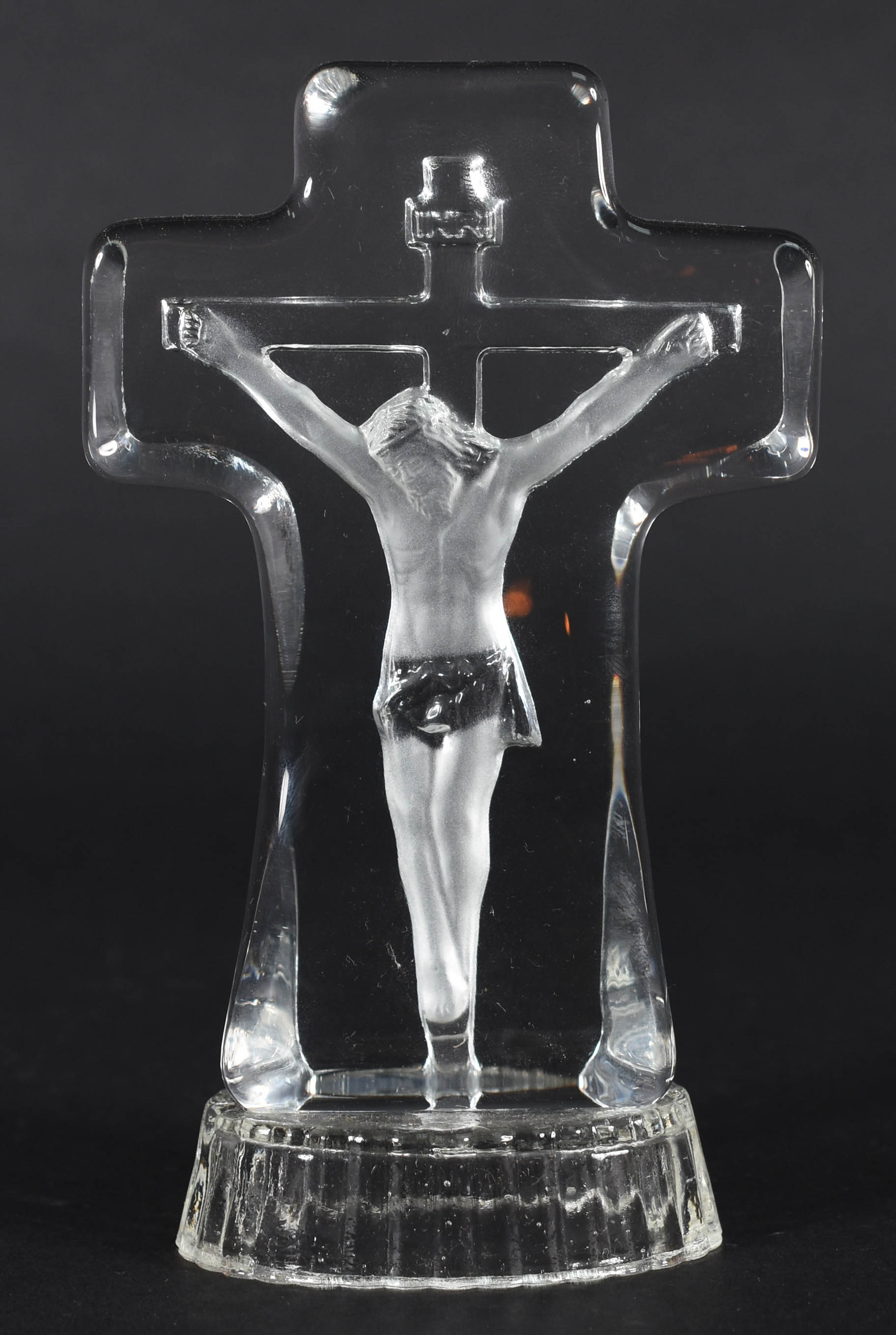 Crucifixo com figura de Cristo em vidro fosco. - foto 1 de 3