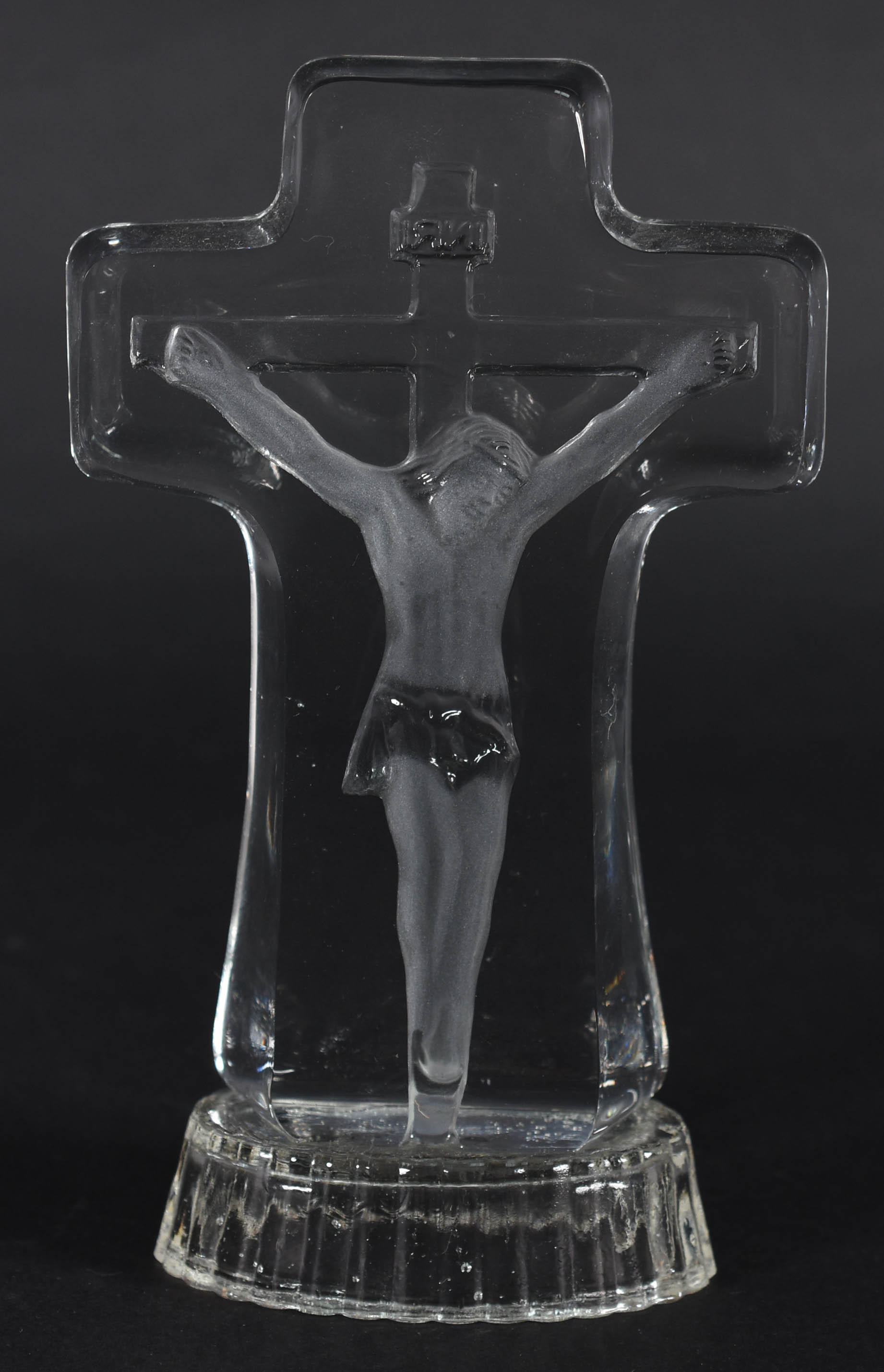 Crucifixo com figura de Cristo em vidro fosco. - foto 2 de 3