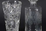 Duas peças de cristal sendo, um jarro (com a ta... - Duas peças de cristal sendo, um jarro (com a tampa quebrada) e um vaso (com pequeno bicado na borda).