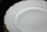 Serviço de jantar de porcelana alemã, sendo 23 ... - Serviço de jantar de porcelana alemã, sendo 23 pratos rasos (um com fio de cabelo), 11 pratos fundos, 10 pratos para sobremesa, 2 sopeiras, 4 tr...