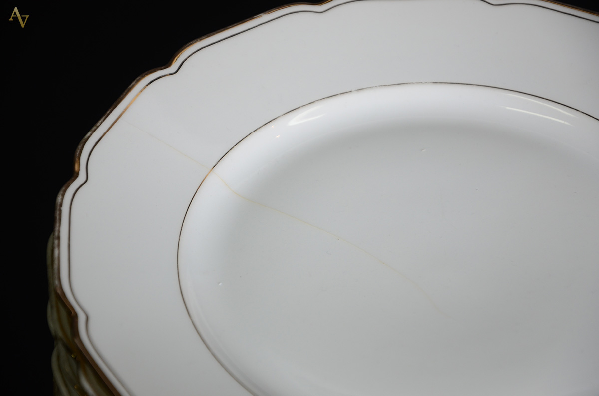 Serviço de jantar de porcelana alemã, sendo 23 pratos rasos (um com... - foto 3 de 5
