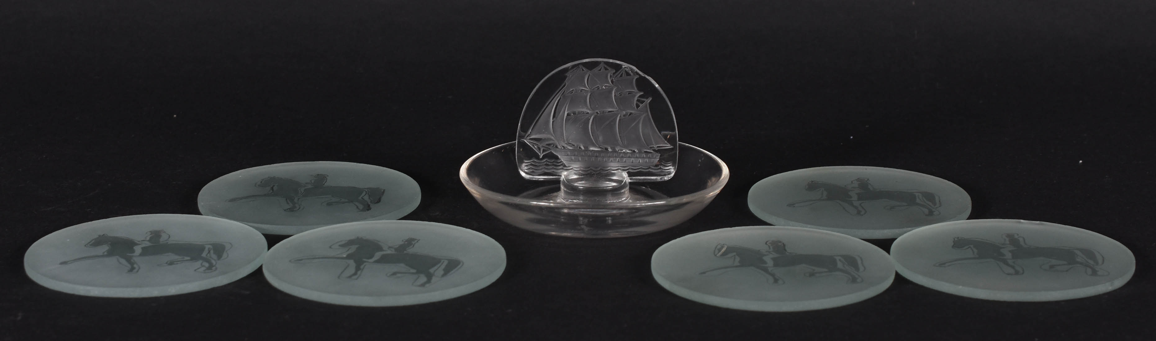 Porta alianças de cristal com figura de caravela, assinado LALIQUE... - foto 1 de 5